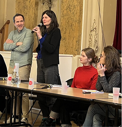 Photo d’Alice Inguenaud de l’agence là-haut prend la parole lors d’une conférence