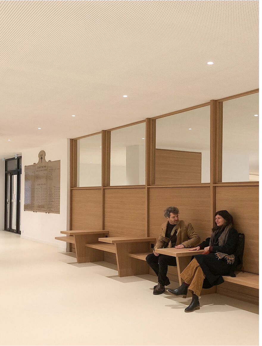 Alice Inguenaud et Tristant Leconte, les deux membres fondateurs de l'agence là-haut assis dans le grand hall de l'Essec