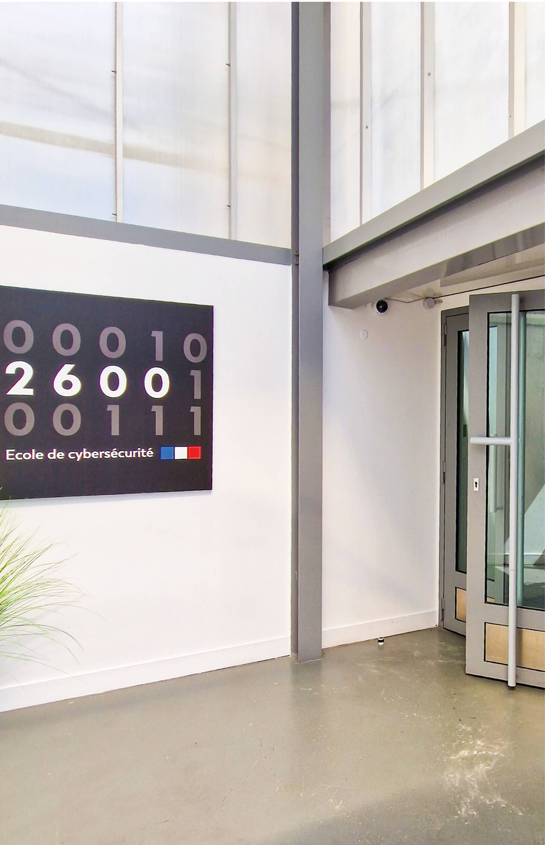 Photo du hall d’entrée de l’École 2600 avec le logo faisant un clin d’œil au code binaire