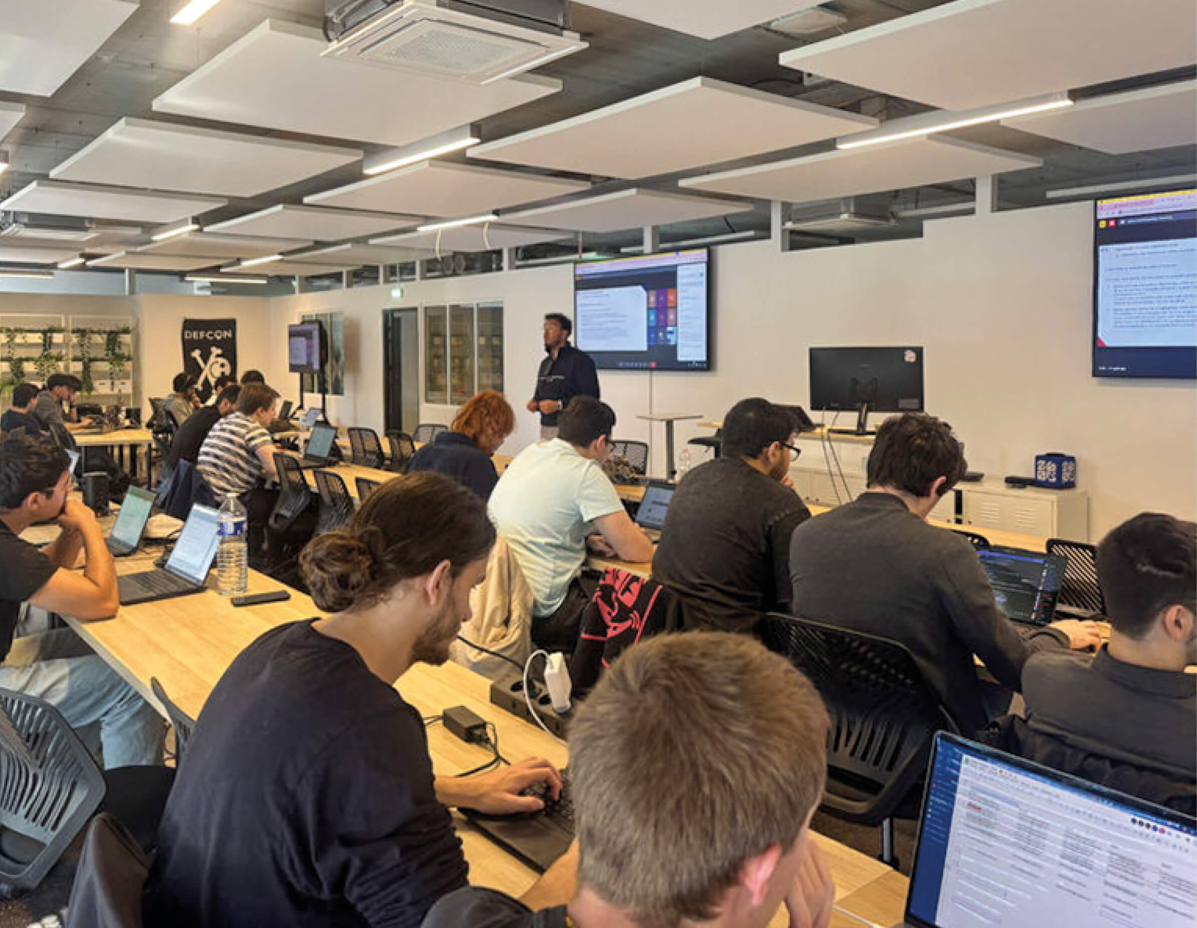 Photo d’élèves et de leur professeur en plein travail dans une salle de classe de l’École 2600 après la reconversion.
