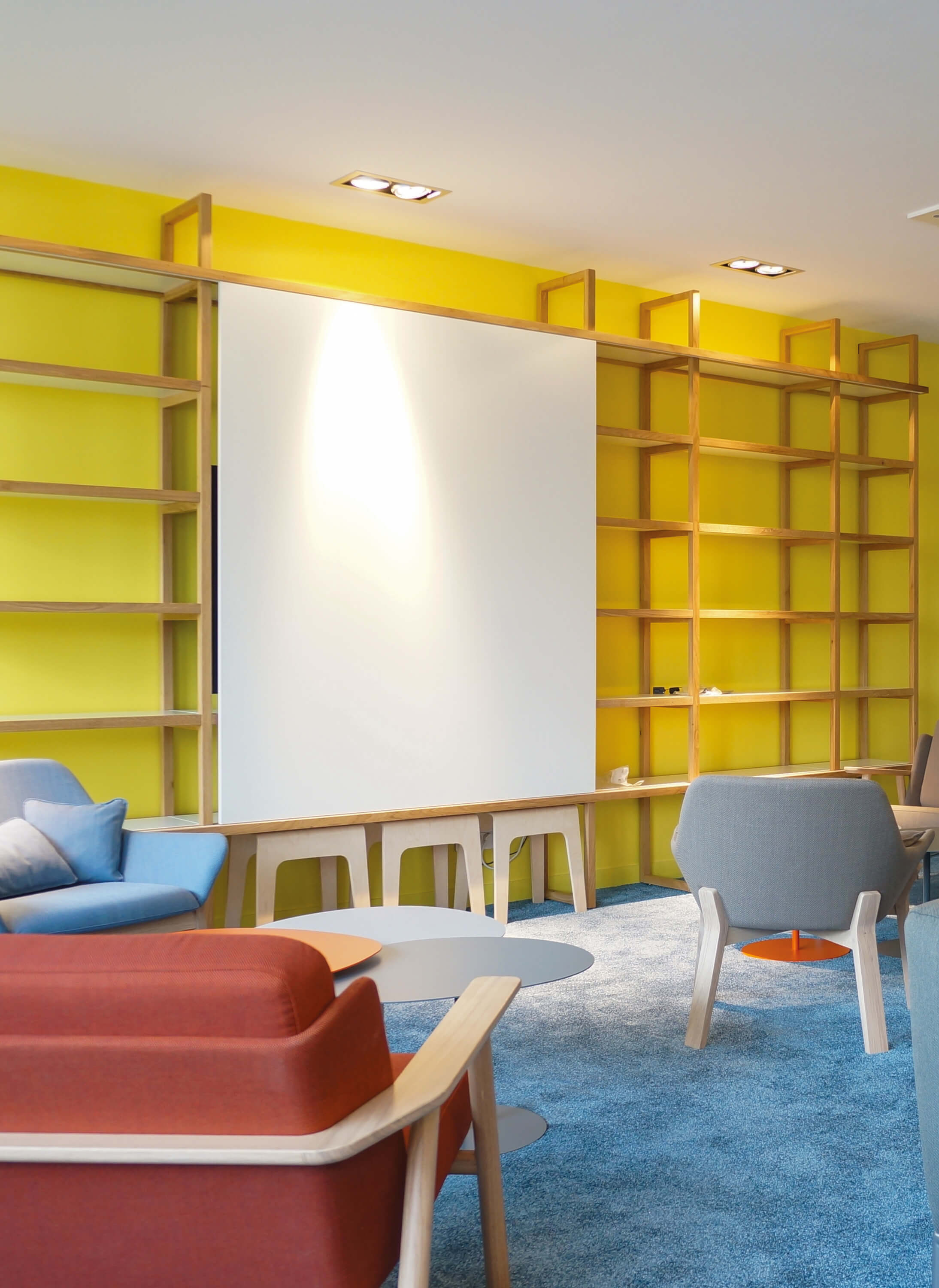 Photo de la bibliothèque modulable habillée d’un panneau blanc dans la salle des professeurs de l'Essec