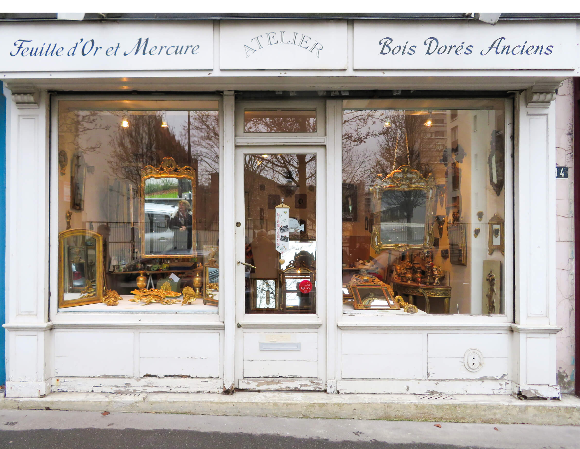 Photo d'une devanture blanche, delabree, avant son remplacement