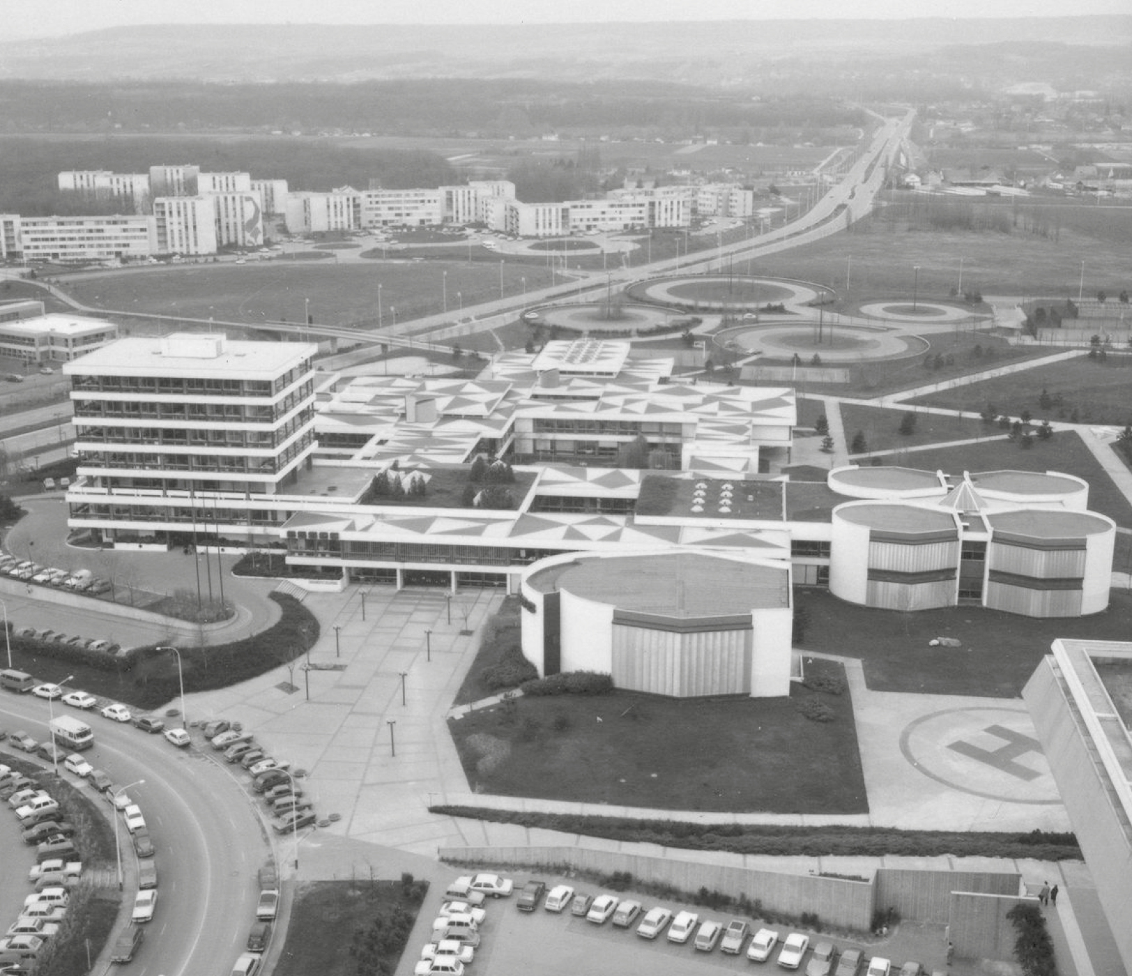 Vue aérienne de l'ESSEC dans les années 1970
