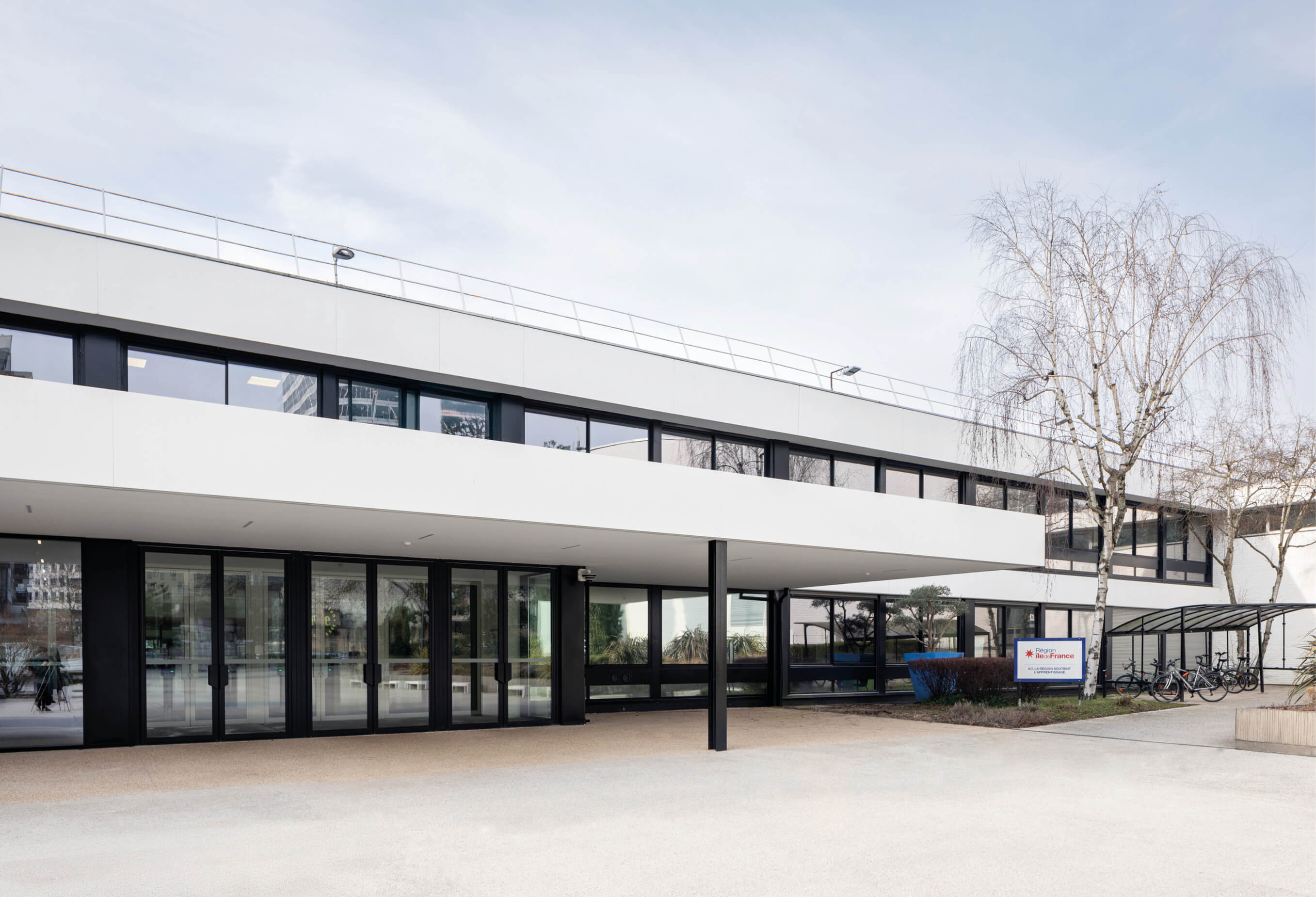 Photo de l'entrée de l'Essec Cergy prise depuis le parvis après les travaux de restructuration du campus.