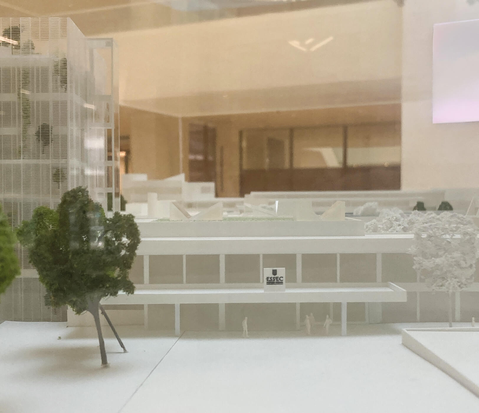 Maquette blanche de l'Essec prise en photo côté parvis et entrée