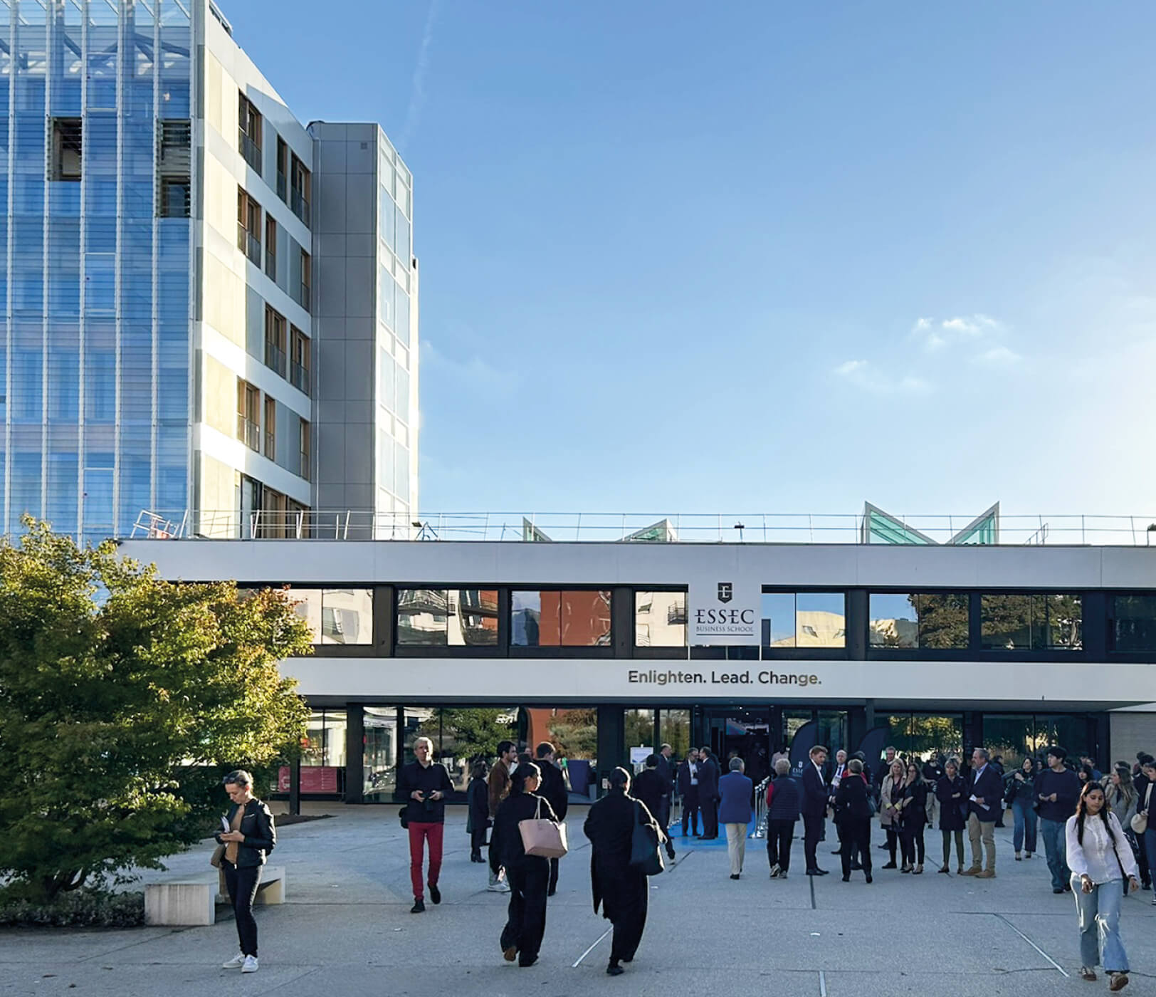 Photos des étudiants sur le parvis de l'Essec après les travaux de restructuration du grand hall.