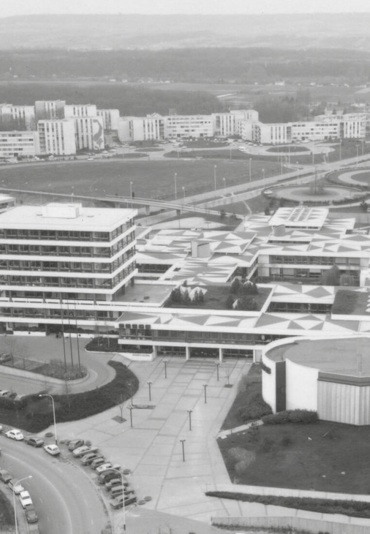 Photo noir et blanc montrant une vue aérienne du site de l'Essec bien avant la restructuration du campus.