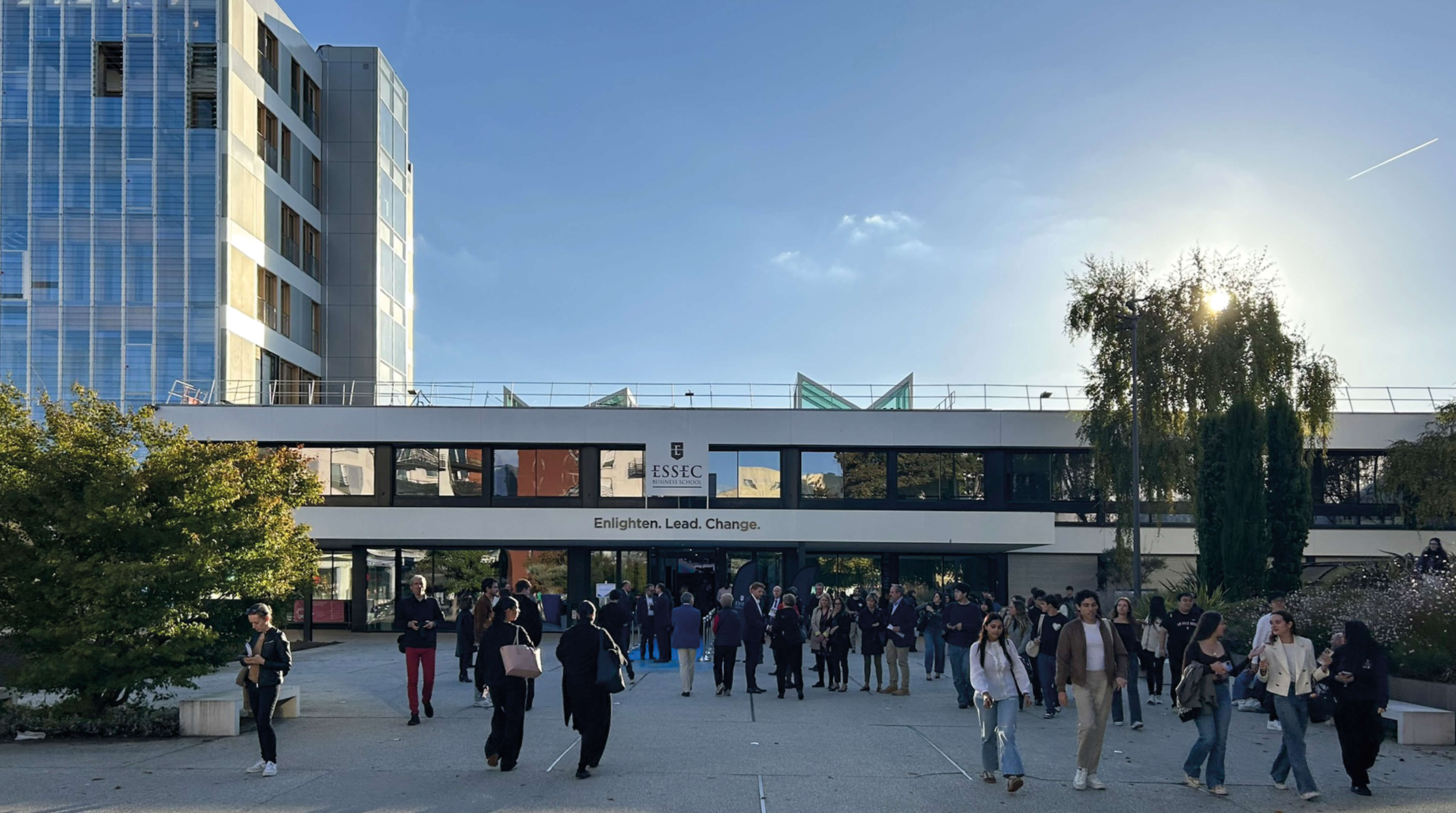 Photo de l'entrée de l'Essec Cergy et de la tour prise depuis le parvis après les travaux de restructuration du campus.