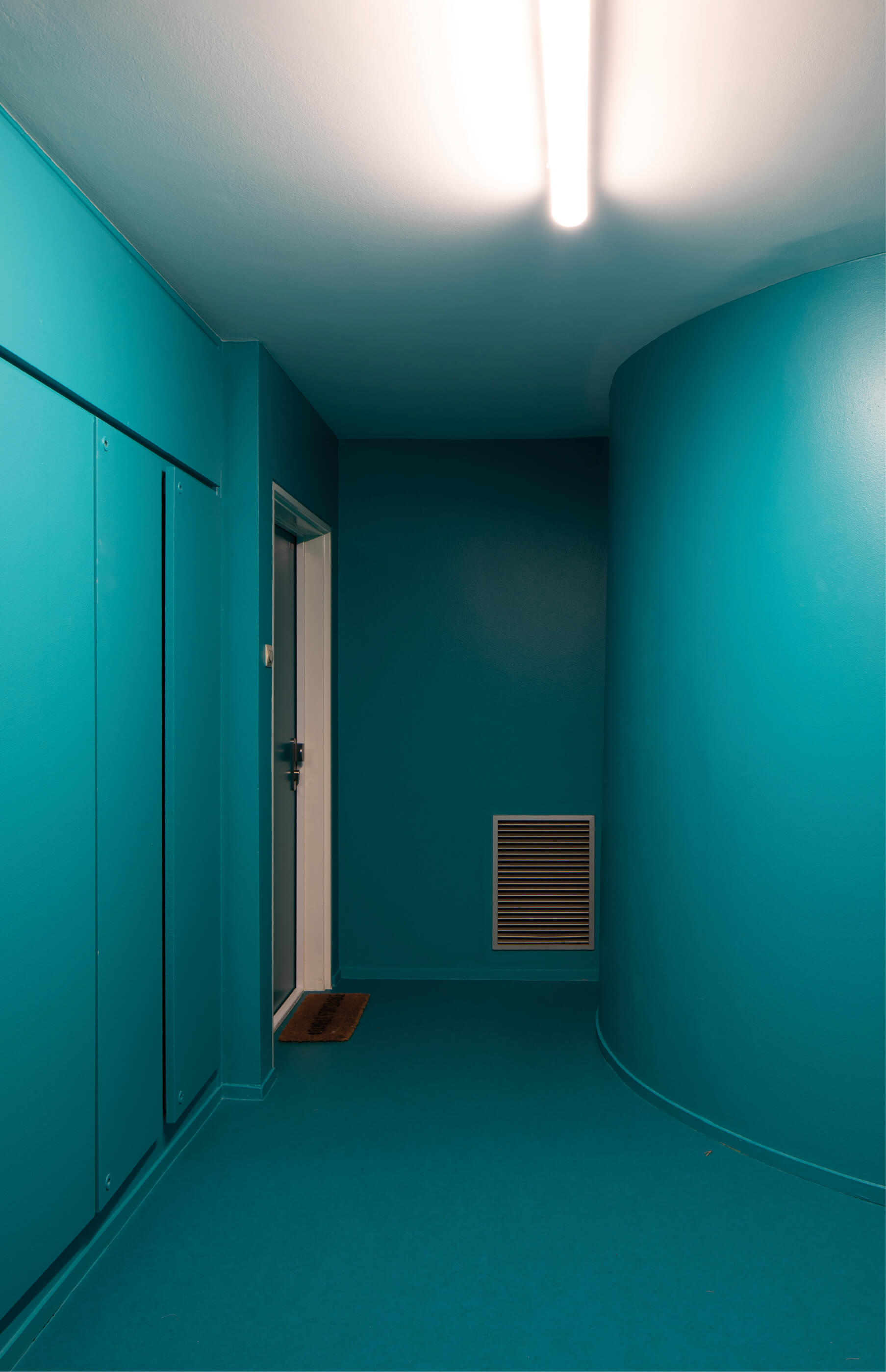 Photo d'un palier bleu de l'immeuble Impasse Delépine à Paris après réhabilitation énergétique en milieu habité.