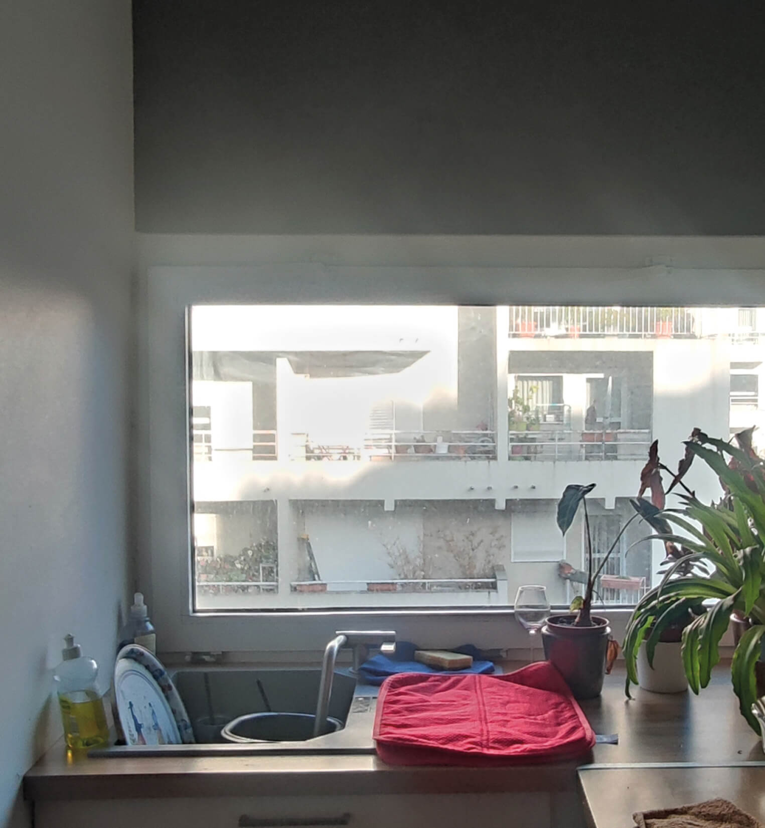 Photo la fenêtre de la cuisine, derrière l'évier, avant réhabilitation énergétique en milieu habité Impasse Delépine à Paris.
