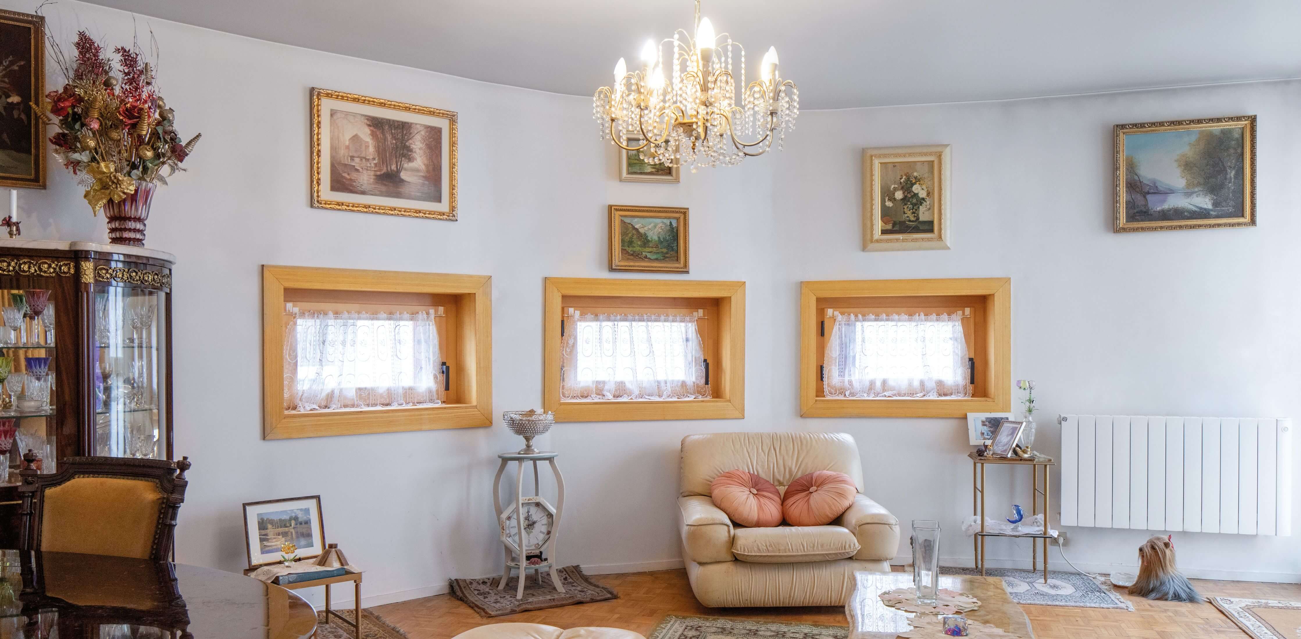 Photo d'un séjour baigné de lumière naturelle grâce à 3 fenêtres après la réhabilitation énergétique en milieu habité de l'immeuble l'impasse Delépine.