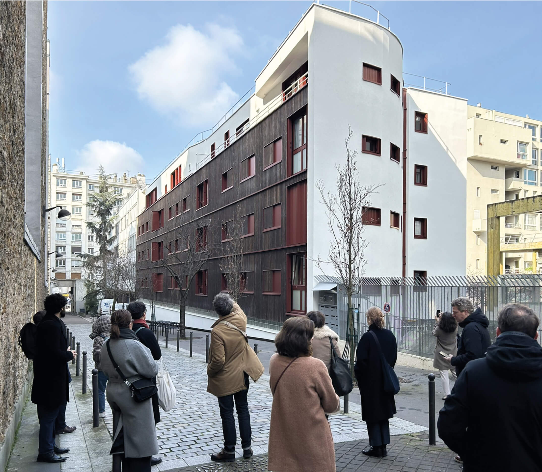Photo montrant des particuliers venus decouvrir les résultats de la réhabilitation énergétique de l'immeuble Impasse Delépine los d'une présentation officielle.