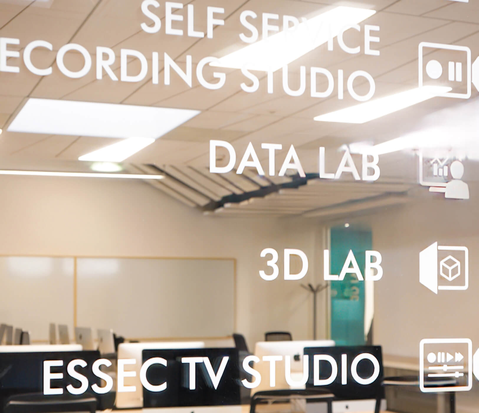Photo des signalétiques des différents espaces du K-Lab de l’Essec.