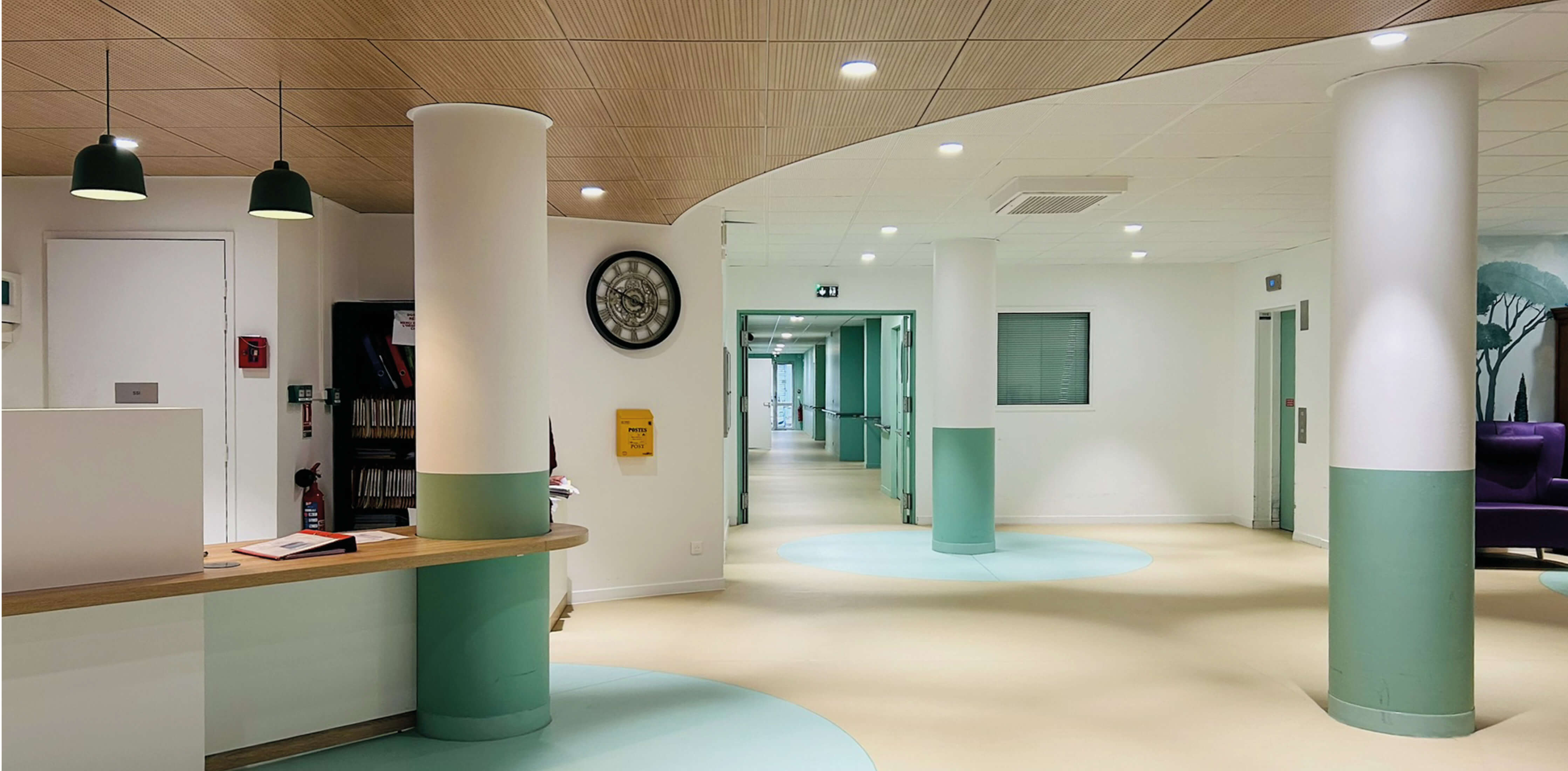 Photo du hall lumineux peint en blanc et vert amande après le réaménagement des espaces communs de l’Ehpad La Citadine à Massy