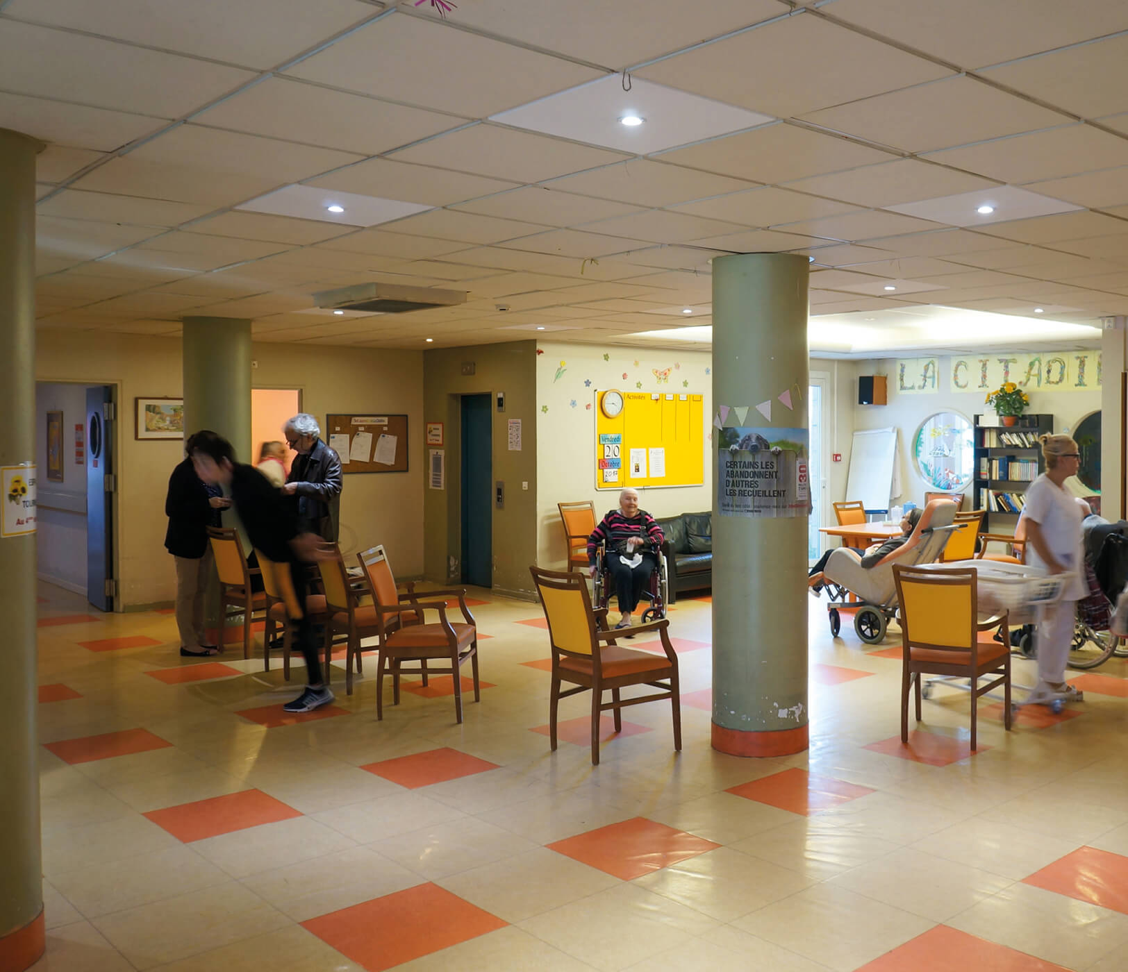 Photo du hall avant le réaménagement des espaces communs de l’Ehpad La Citadine à Massy