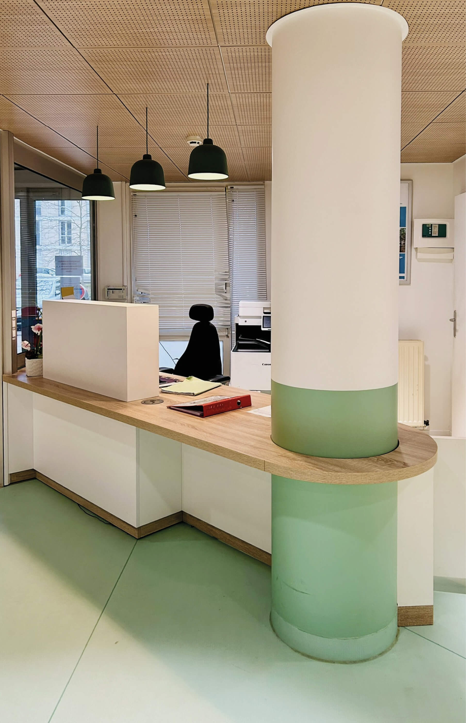Photo de la banque d’accueil ouverte et accueillante après le réaménagement des espaces communs de l’Ehpad La Citadine de Massy