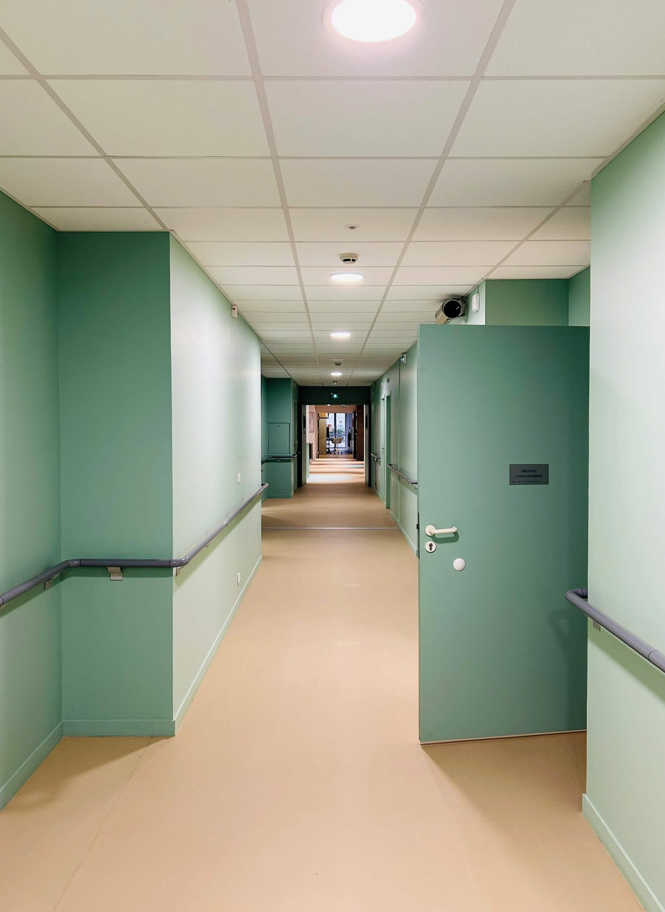 Couloir entièrement repeint en vert amande après le réaménagement des espaces communs de l’Ehpad La Citadine de Massy