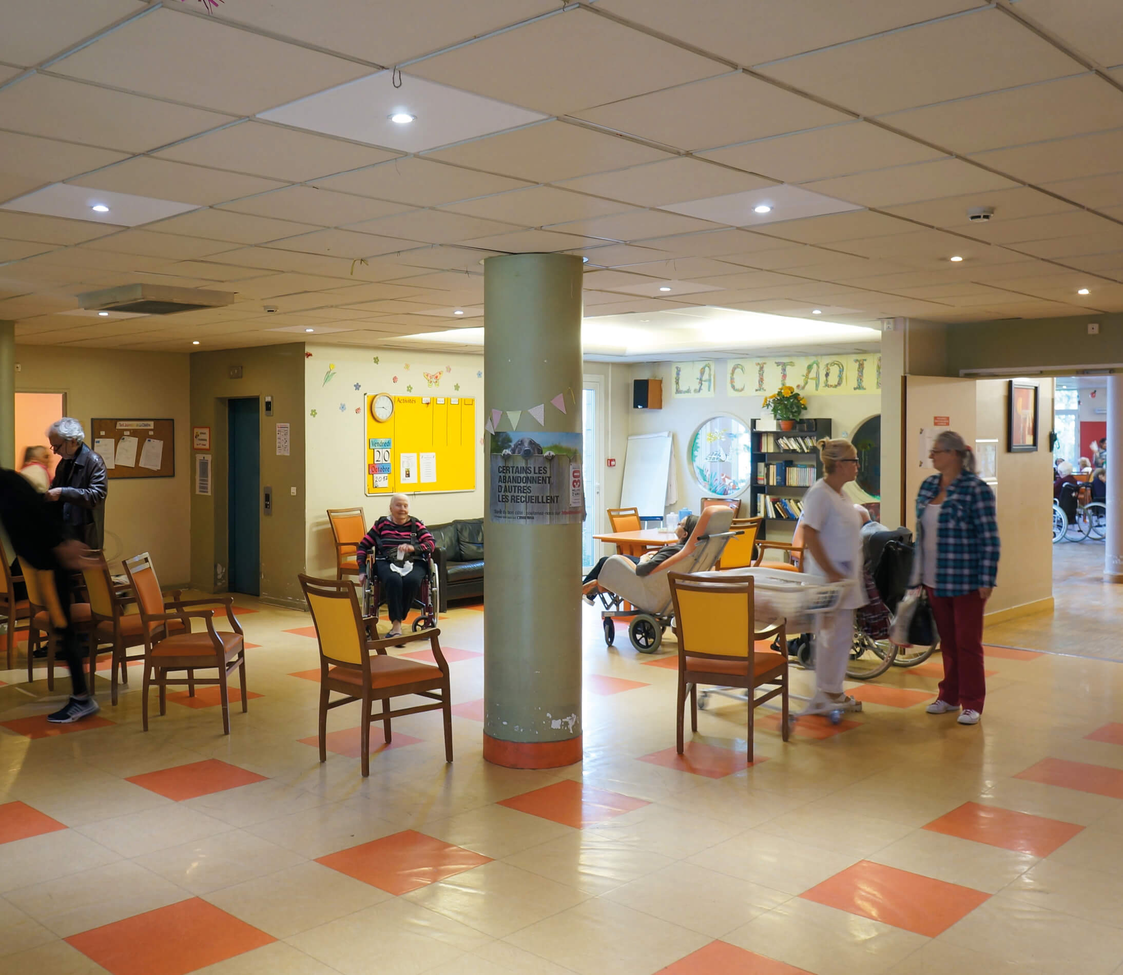 Photo de l’espace détente du hall avec des usagers et du personnel avant le réaménagement des espaces communs de l’Ehpad La Citadine de Massy