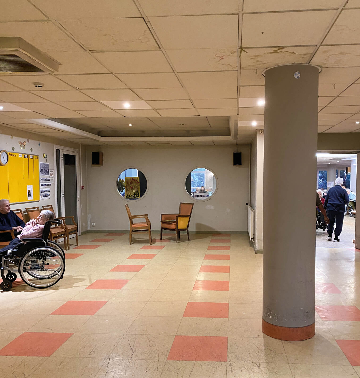 Photo de l’espace détente assez morose, avec seulement deux chaises, avant le réaménagement des espaces communs de l’Ehpad La Citadine de Massy