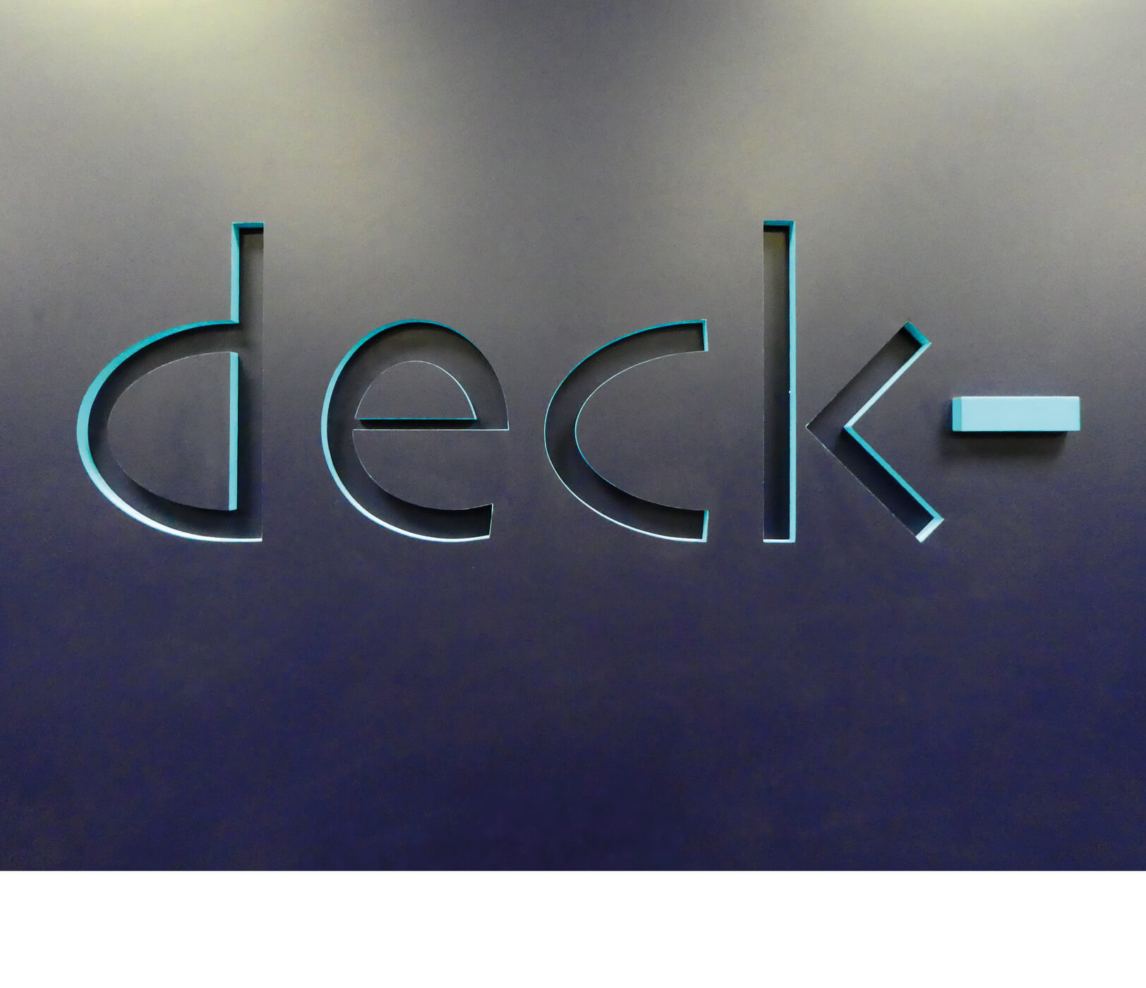 Logo de la salle virtuelle de l’Essec, le Deck, sculpté dans un mur
