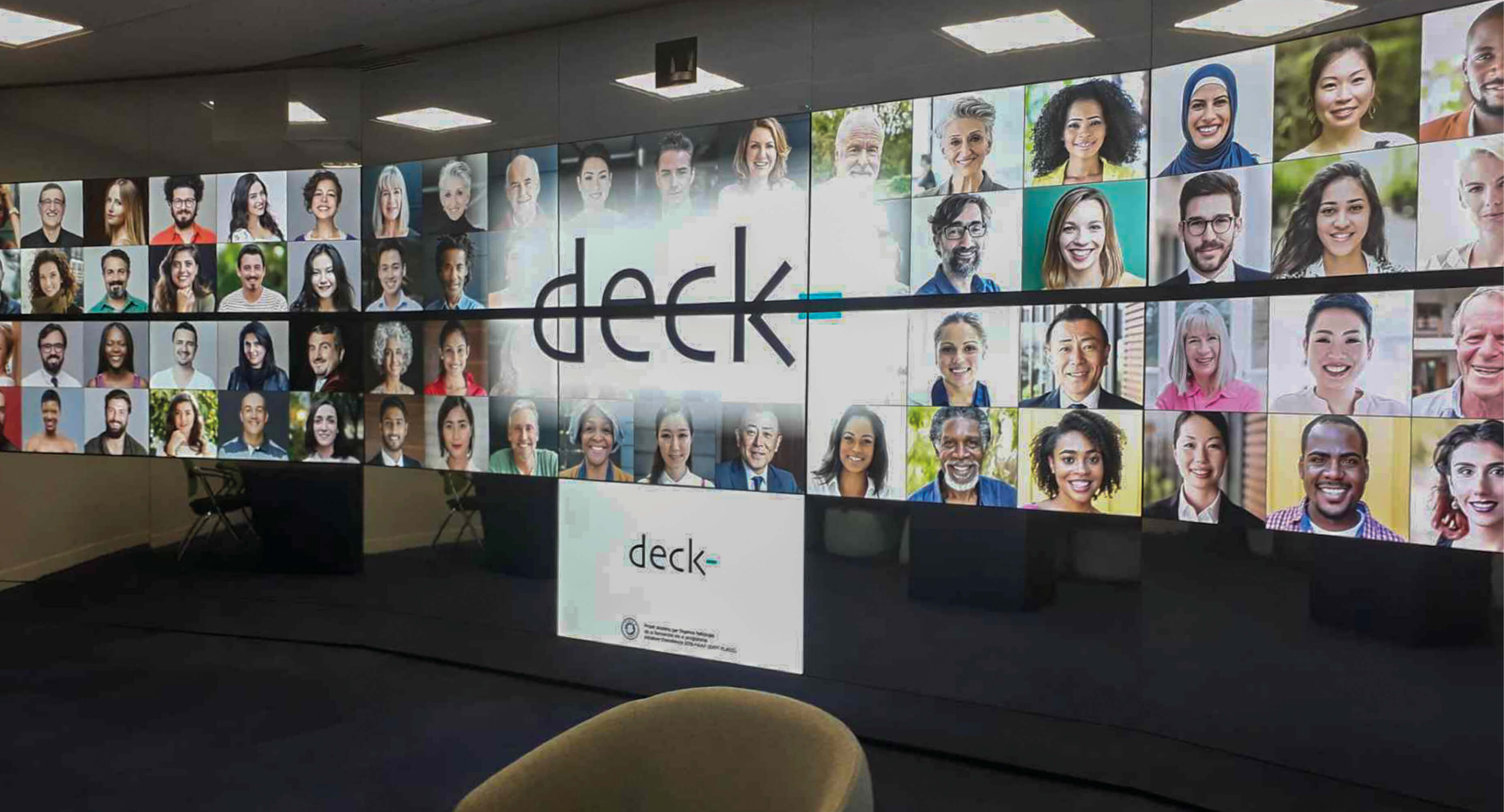 Photo du mur d’écrans du Deck, la salle virtuelle de l’Essec, avec des dizaines de visages.