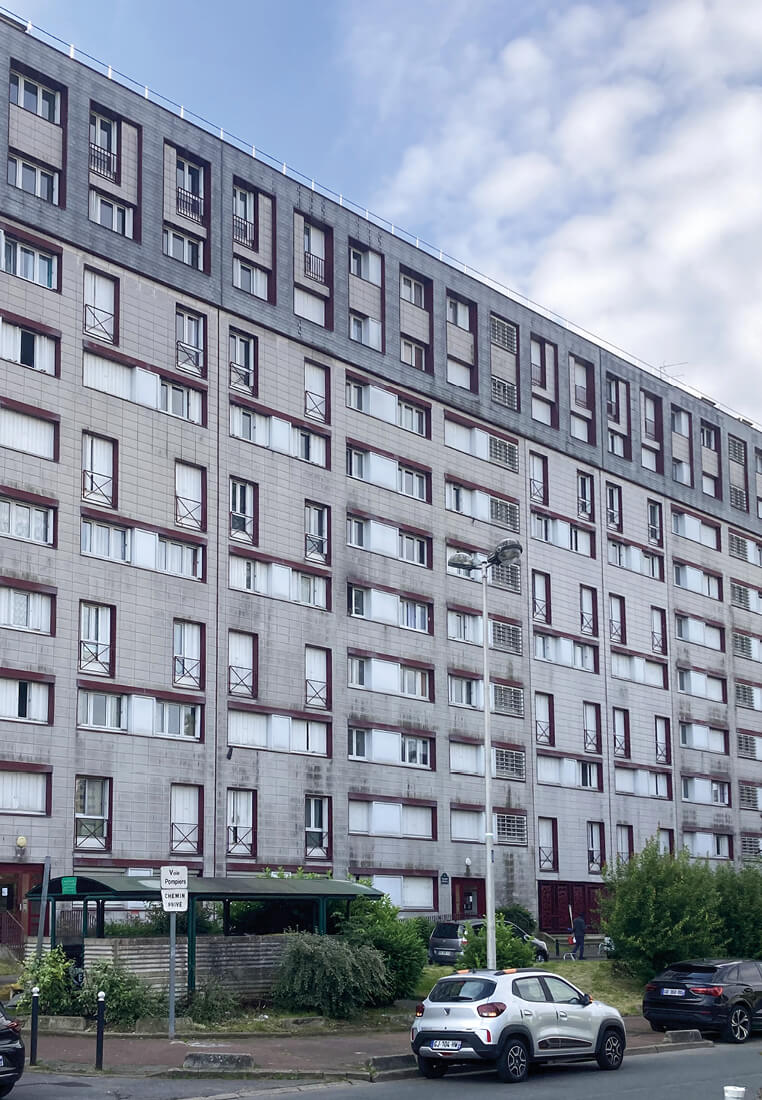 Photo en couleur de la façade d'un immeuble du quartier du Bois l'Abbé avant la mise en œuvre du projet de réhabilitation avec démolition partielle.