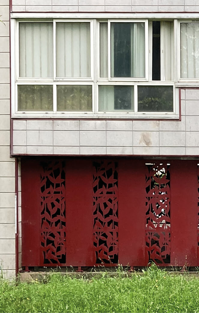 Photo de fenêtres d'un immeuble du quartier du Bois l'Abbé avant la mise en œuvre du projet de réhabilitation avec démolition partielle.