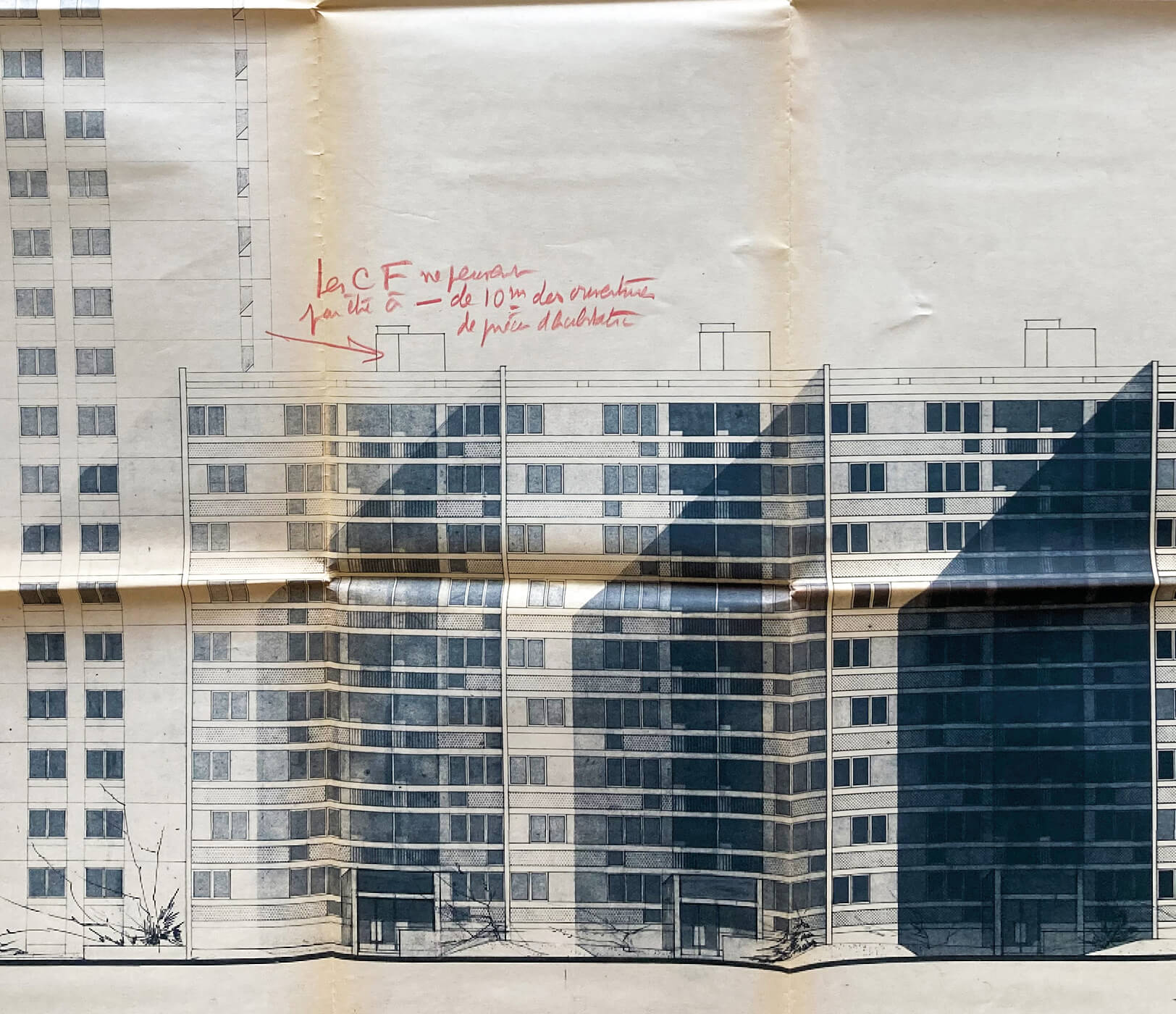 Photo d’un plan papier légèrement jauni des façades des immeubles du projet de restructuration et rehabilitation plan climat rue Boucry