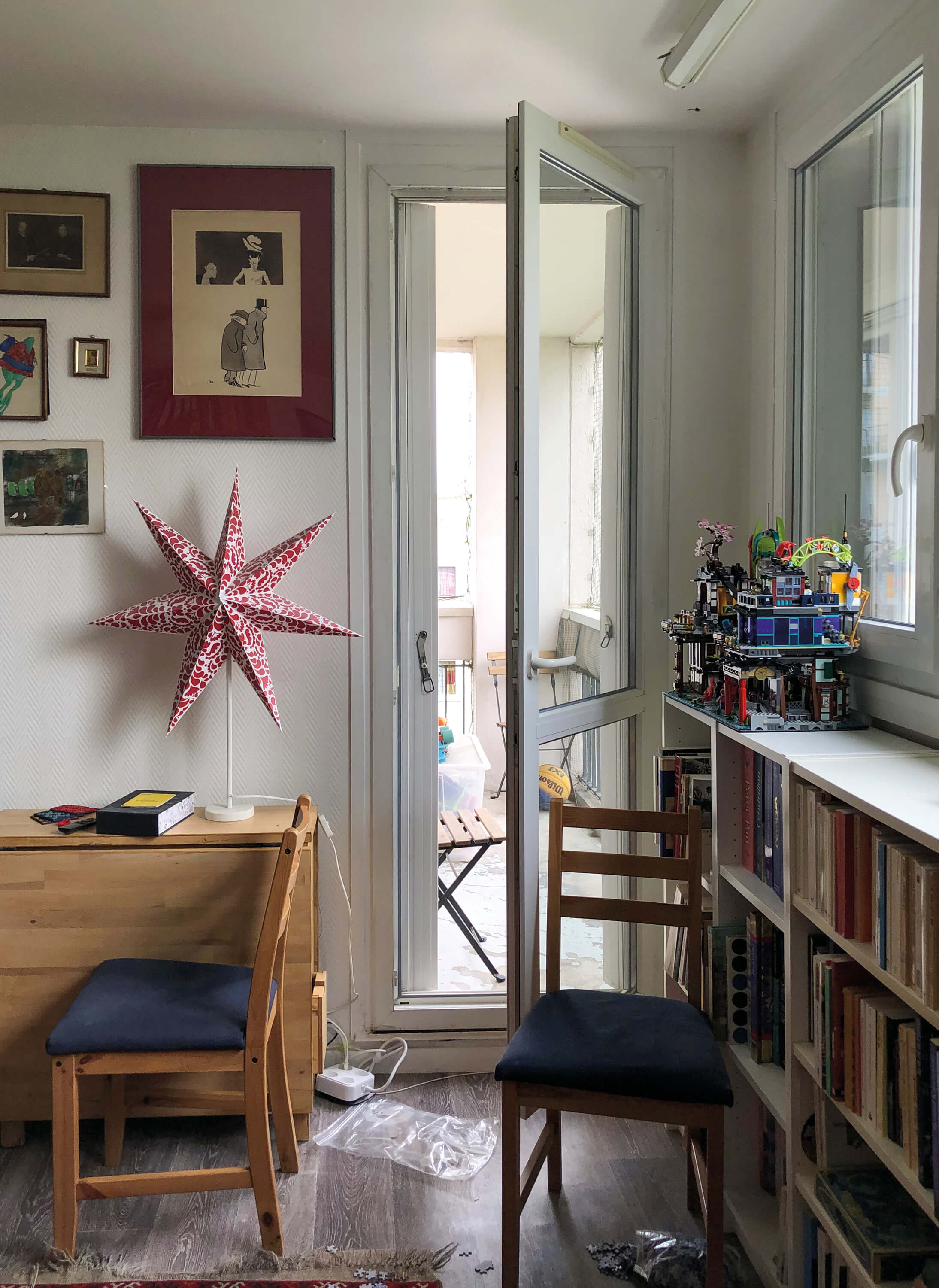 Photo de l’accès à une loggia par le salon d’un appartement concerné par le projet de restructuration et rehabilitation plan climat rue Boucry