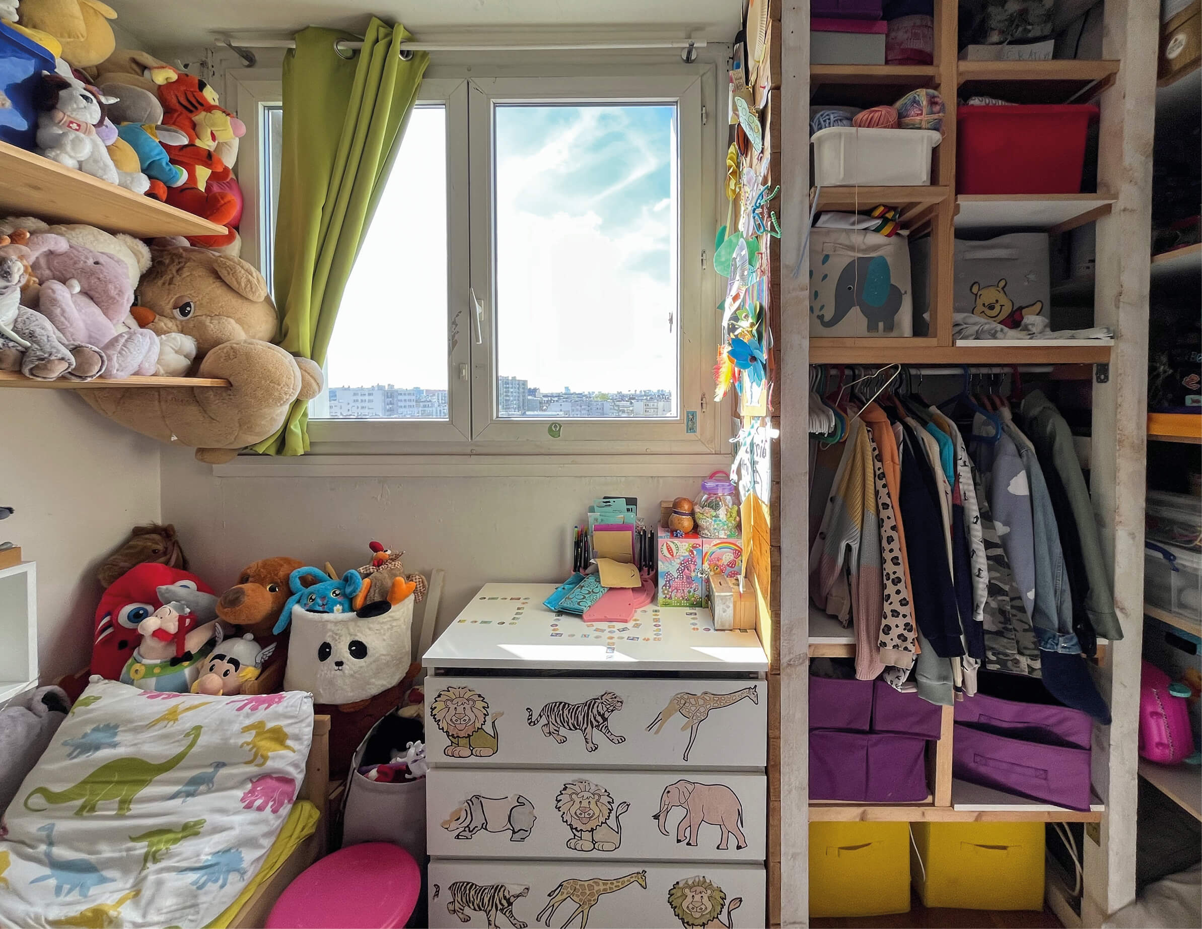 Photo d’une fenêtre d’une chambre d’enfants avec peluches et jouets dans un appartement touché par le projet de restructuration et rehabilitation plan climat rue Boucry