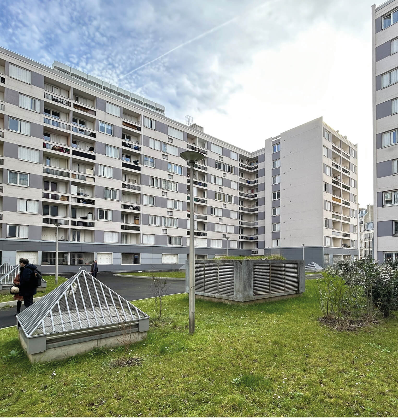Photo des espaces verts entre les immeubles rue Boucry avant le projet de restructuration et réhabilitation plan climat