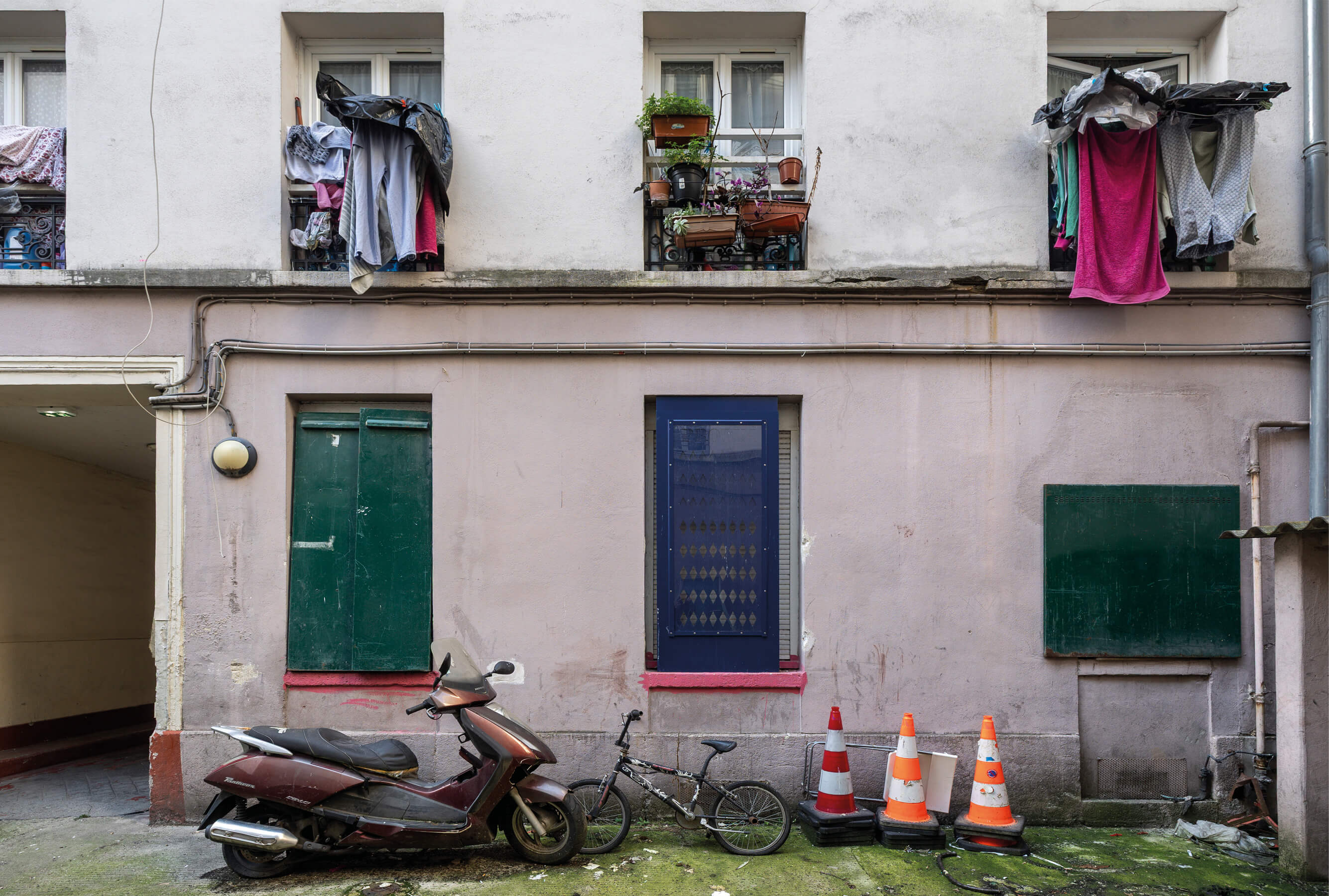 Photo des murs délabrés de la cour rue Caplat avant le projet de restructuration et réhabilitation