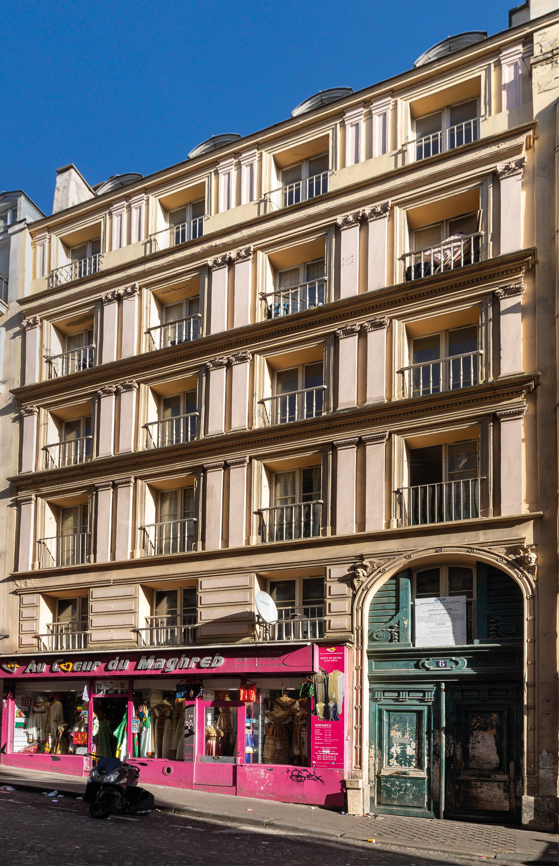 Photo en contre-plongée de la façade rue avant la mise en œuvre du projet de restruction et réhabilitation rue Caplat