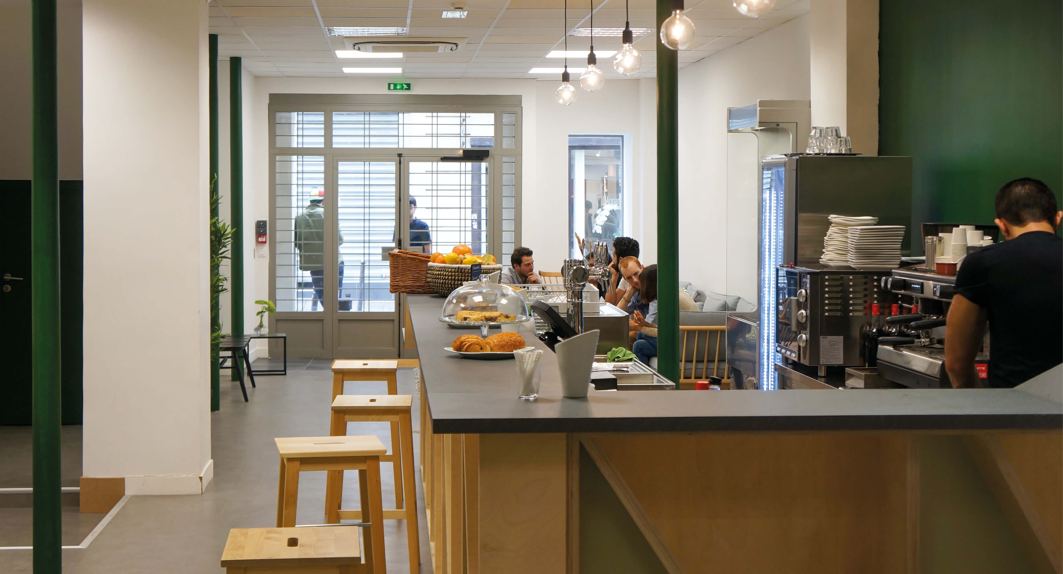 Photo du café du Schoolab avec des hommes en train de discuter.