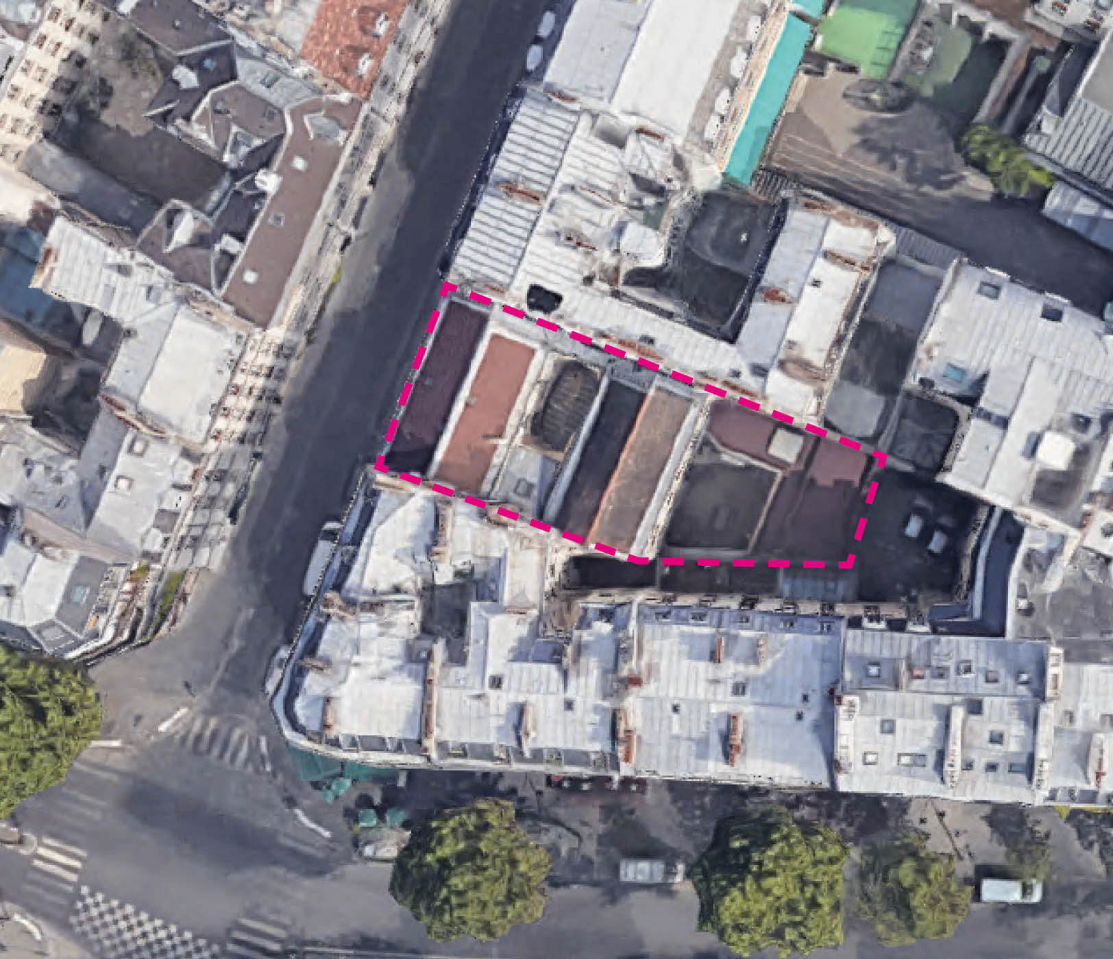 Photo aérienne montrant la parcelle du 19 rue des Bernadins où sera installé la pension de famille avec tiers lieu littéraire et les bâtiments environnants.