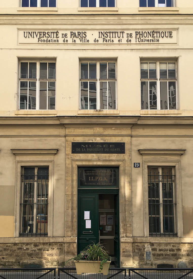 Photo de la façade et de la porte d’entrée de la pension de famille avec tiers lieu littéraire
