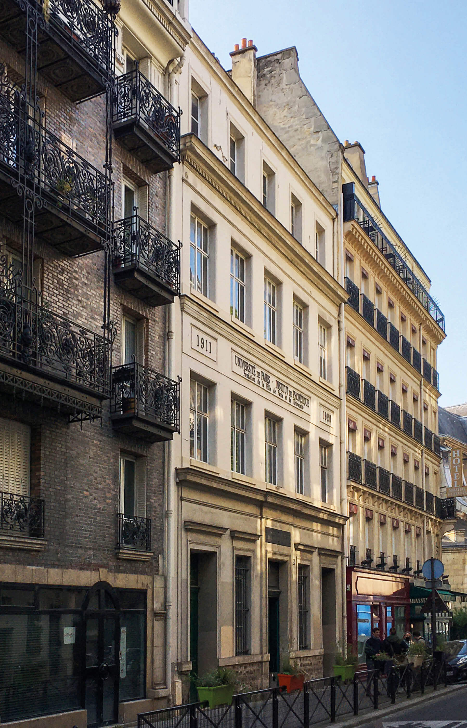 Photo de la façade de l’immeuble de la pension de famille avec tiers lieu littéraire prise de biais dans a rue des Bernardins