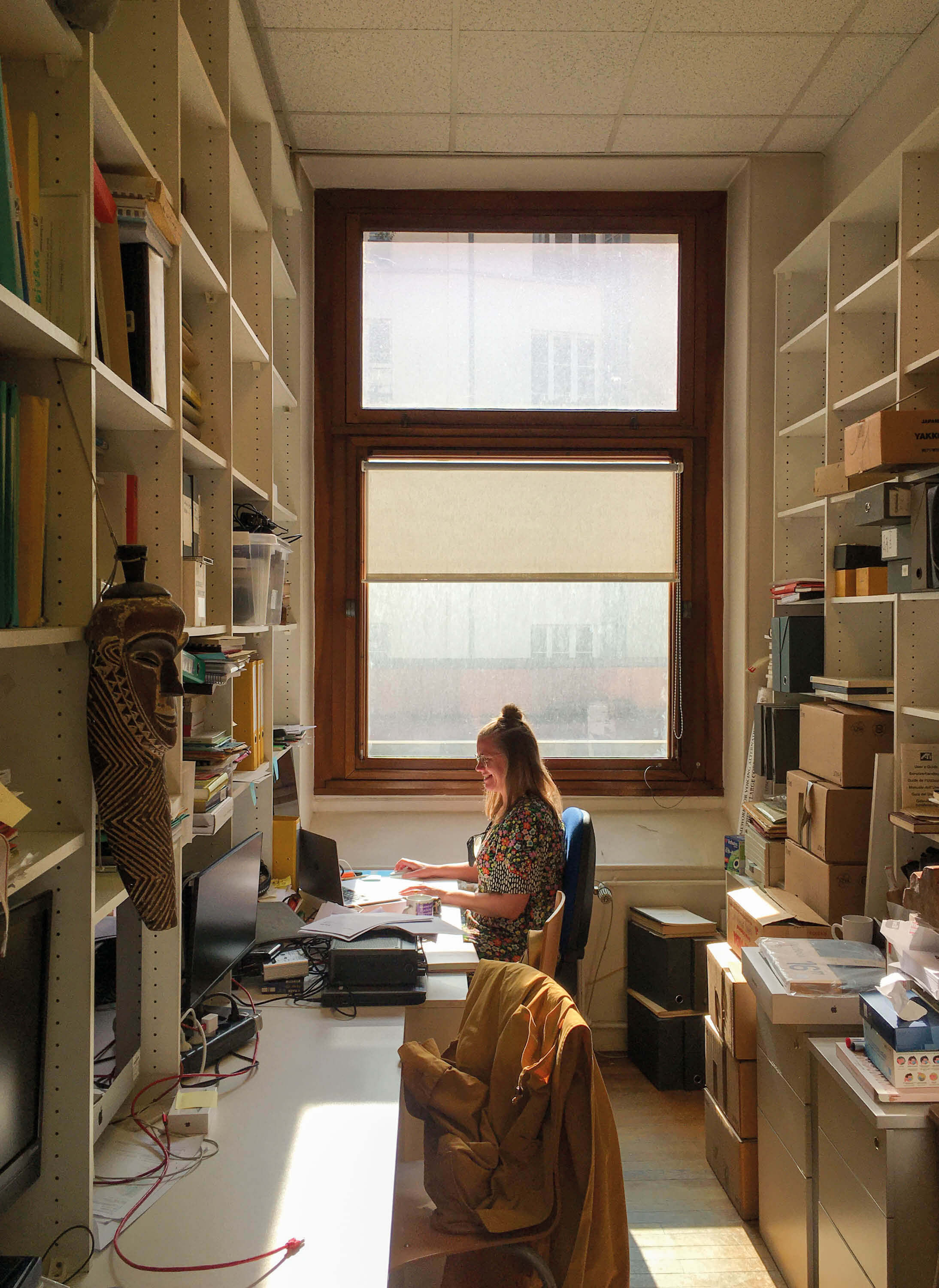 Photo d’une personne travaillant dans un bureau de l’ancienne école communale concernée par la création du tiers lieu littéraire en pension de famille rue des Bernardins