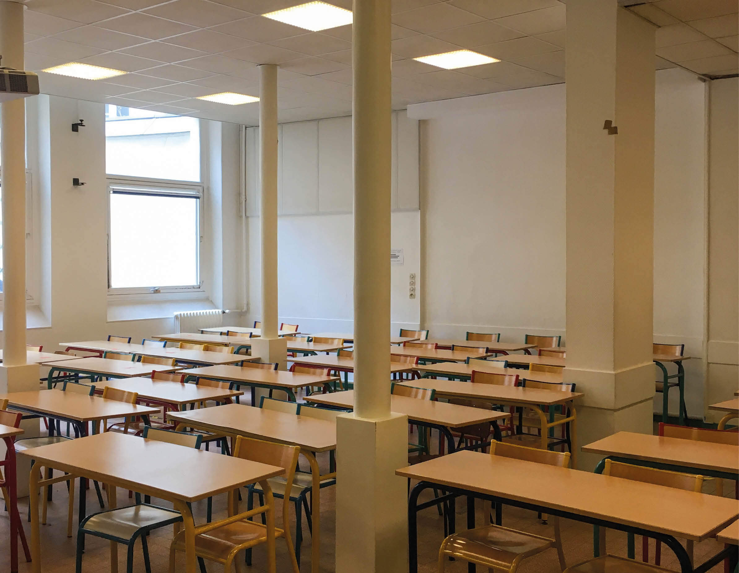 Photo d’une salle de classe de l’ancienne école communale concernée par la création du tiers lieu littéraire en pension de famille rue des Bernardins