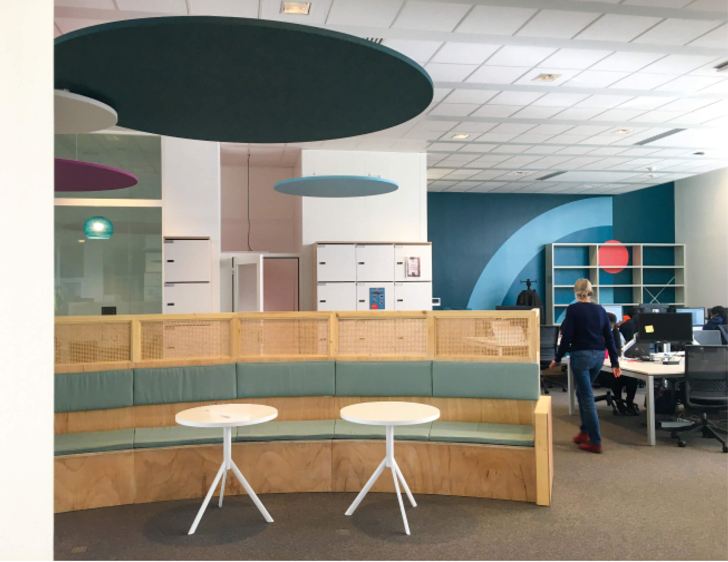 Photo de l’espace échanges, des casiers sécurisés et de quelques bureaux avec des employés après réaménagement du siège social de la société Iqera