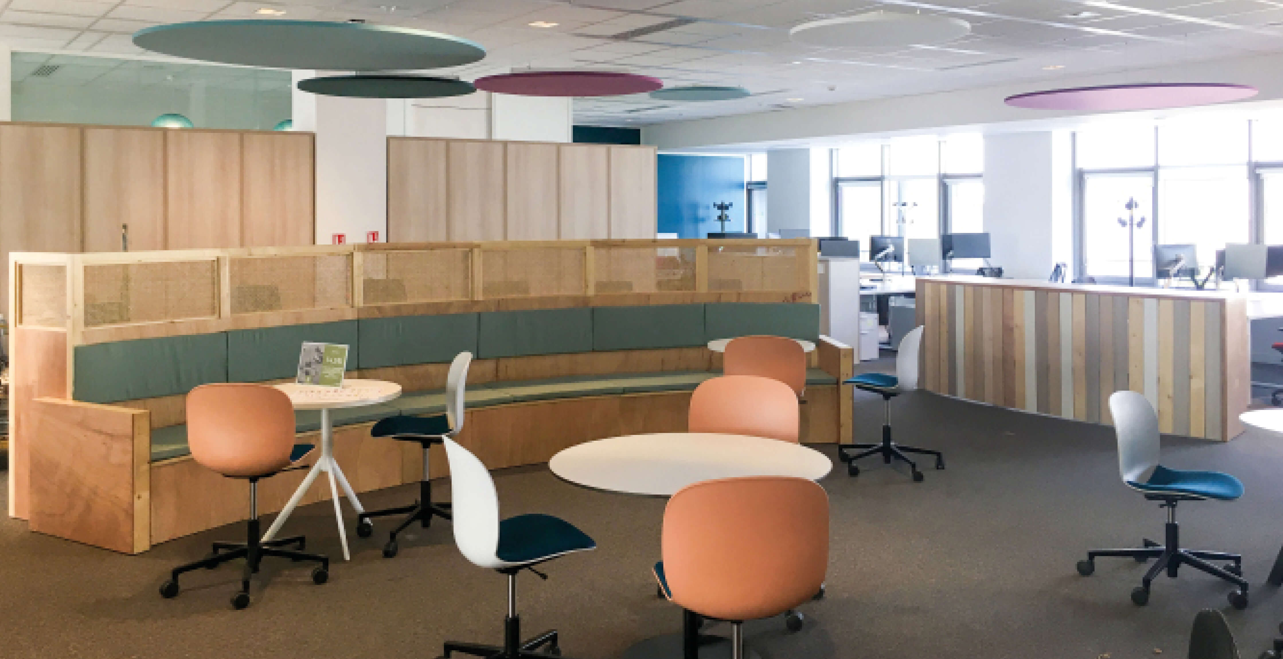 Simulation de l’espace échange et des bureaux d’un open space après réaménagement du siège social de la société Iqera