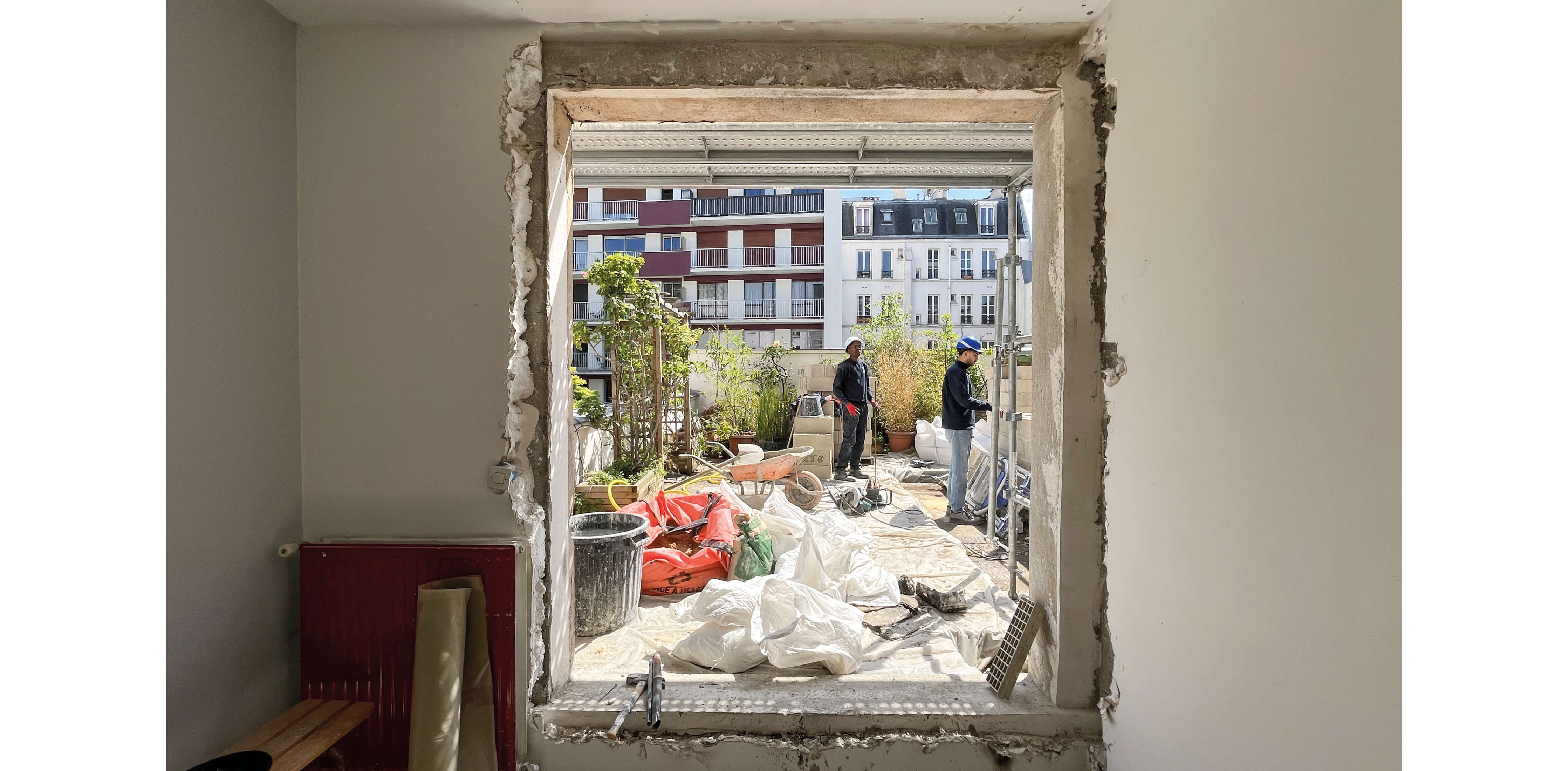 Photo d’une personne avec casque de sécurité sur le chantier de restructuration et réhabilitation plan climat rue Émile Lepeu