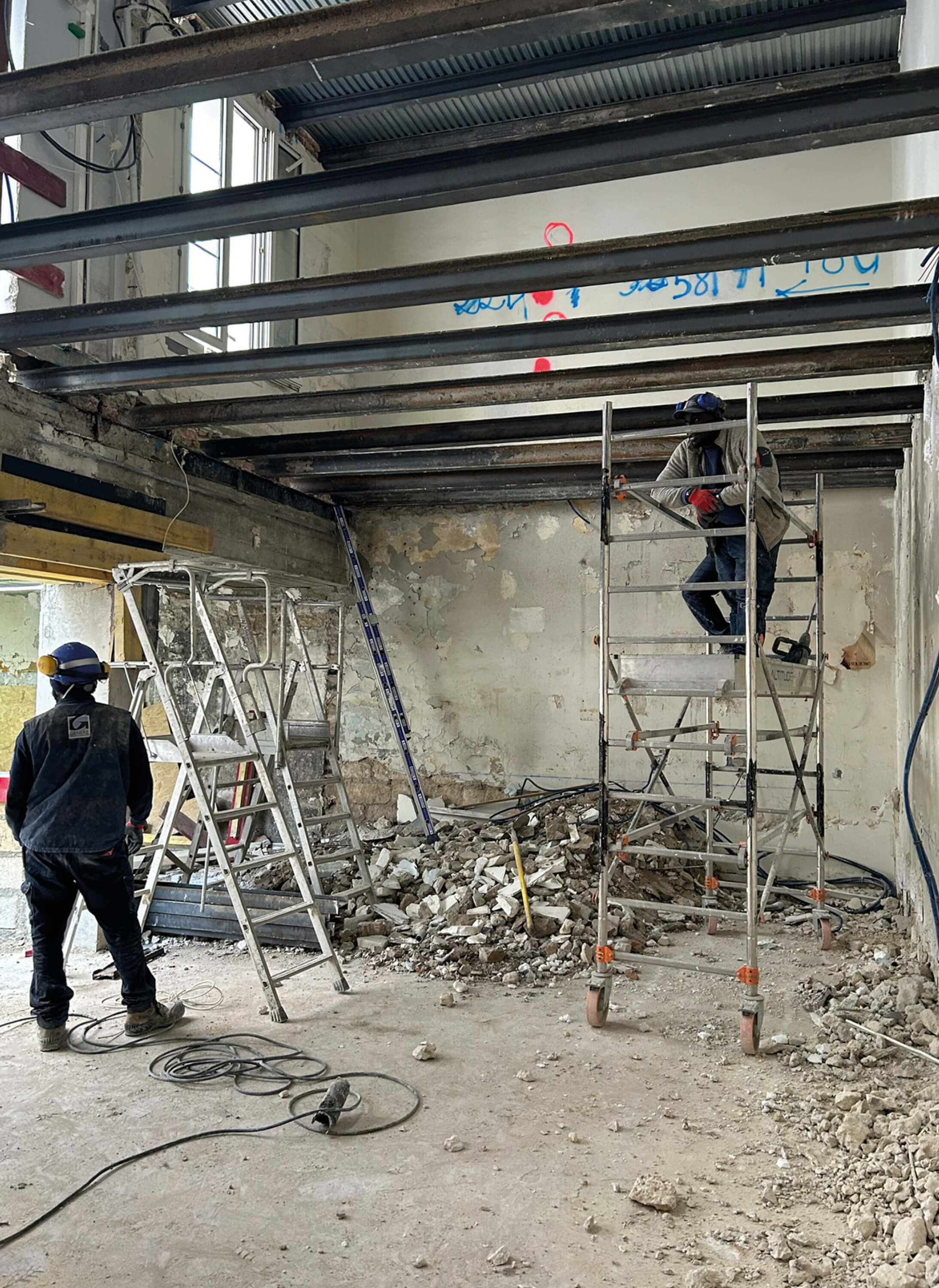 Photo du chantier montrant les poutres porteuses du futur plancher d’un appartement rue Émile Lepeu du projet restructuration et réhabilitation plan climat