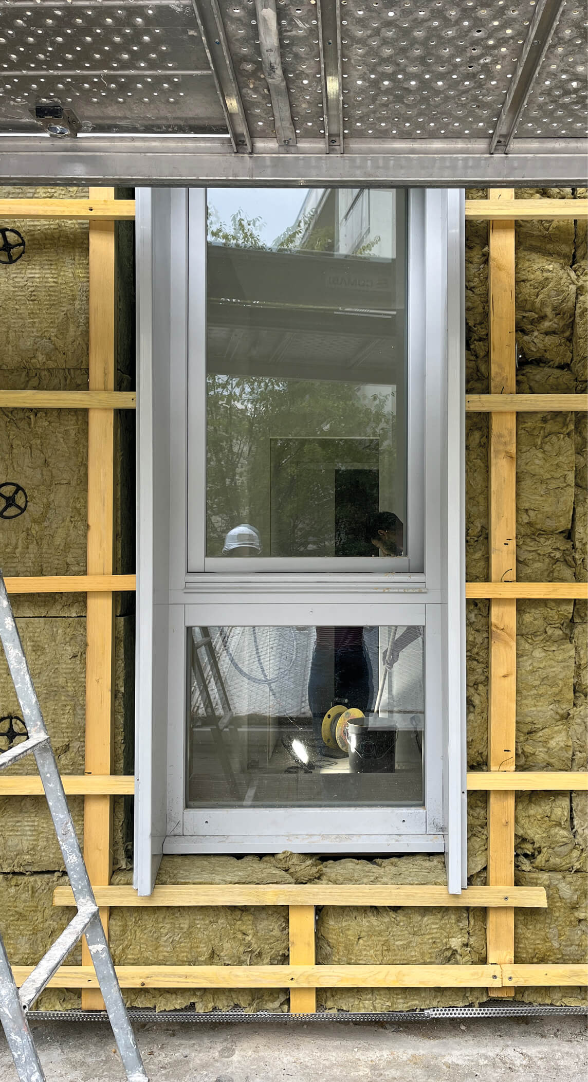 Photo d’une nouvelle fenêtre et de l’isolant façade du projet de restructuration et réhabilitation plan climat rue Émile Lepeu