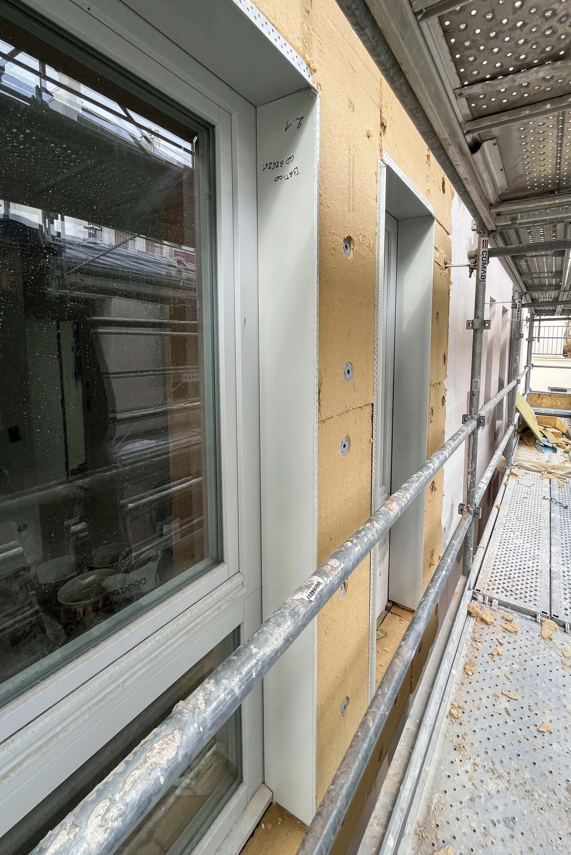 Photo prise de l’échafaudage du projet restructuration et réhabilitation plan climat rue Émile Lepeu montrant les nouvelles fenêtres et le bardage bois