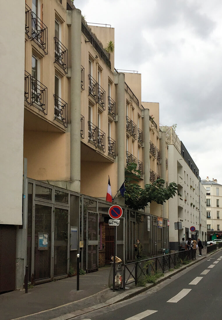 Photo de façade de l’immeuble de la rue de Fontarabie avec l’entrée de l’école avant réhabilitation énergétique plan climat