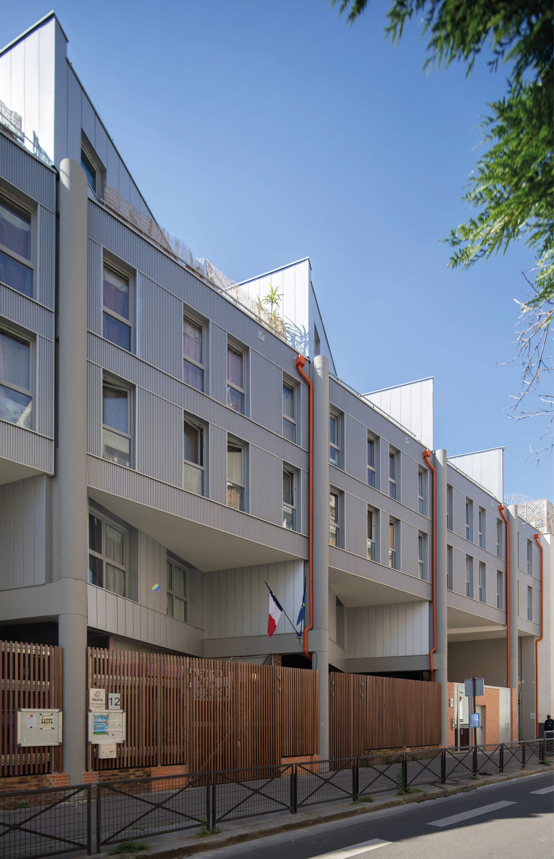 Photo de façade de l’immeuble de la rue de Fontarabie avec l’entrée de l’école après réhabilitation énergétique plan climat