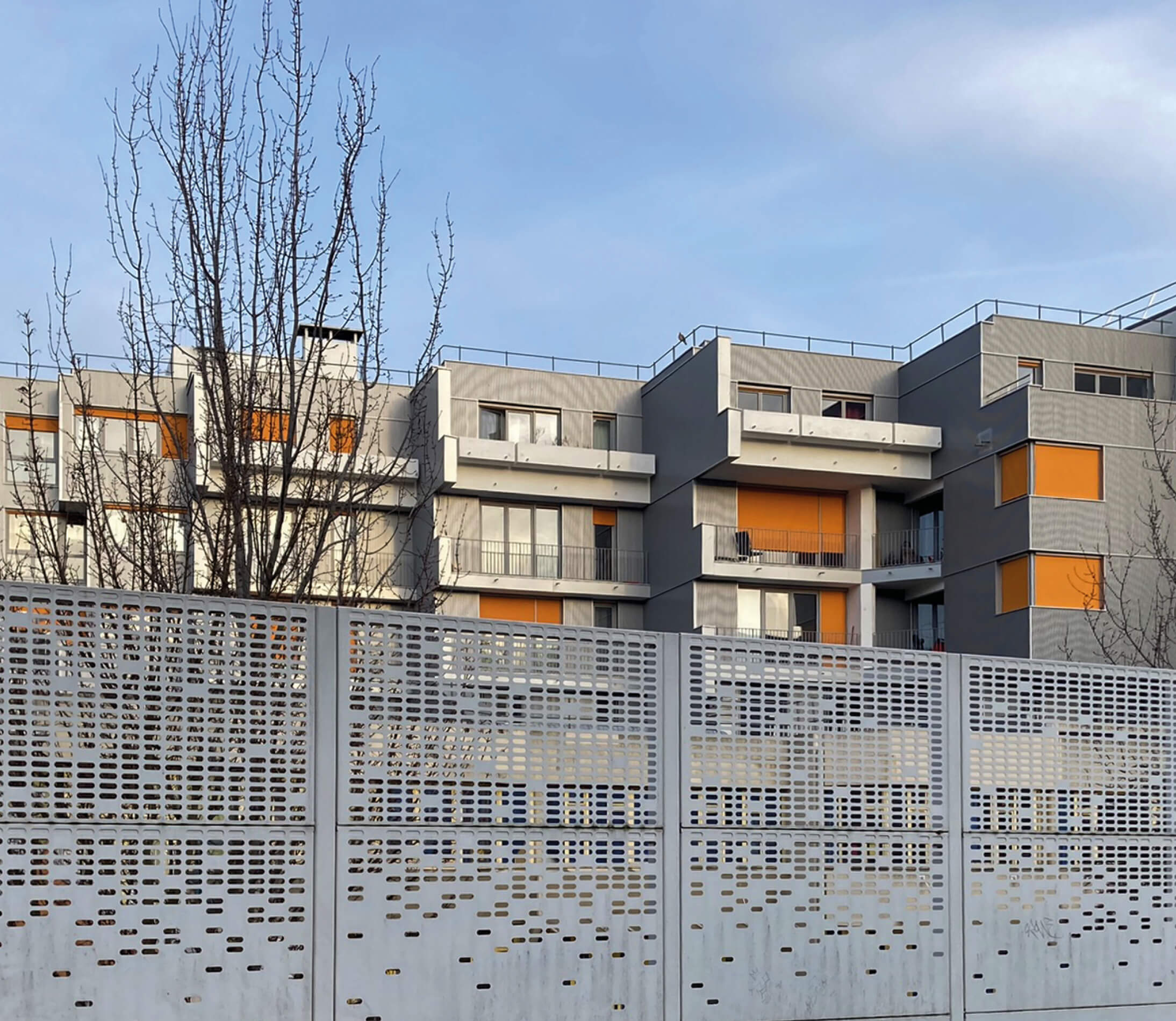 Photo des balcons rue de Fontarabie après réhabilitation énergétique plan climat surplombant la cour de l’école maternelle