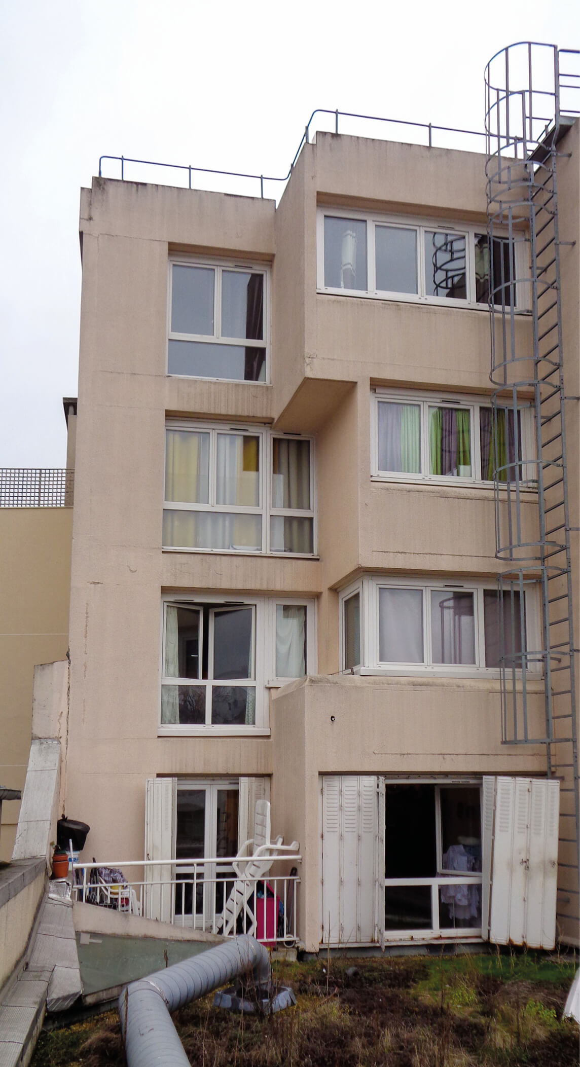 Photo des balcons des 4 étages rue de Fontarabie après réhabilitation énergétique plan climat