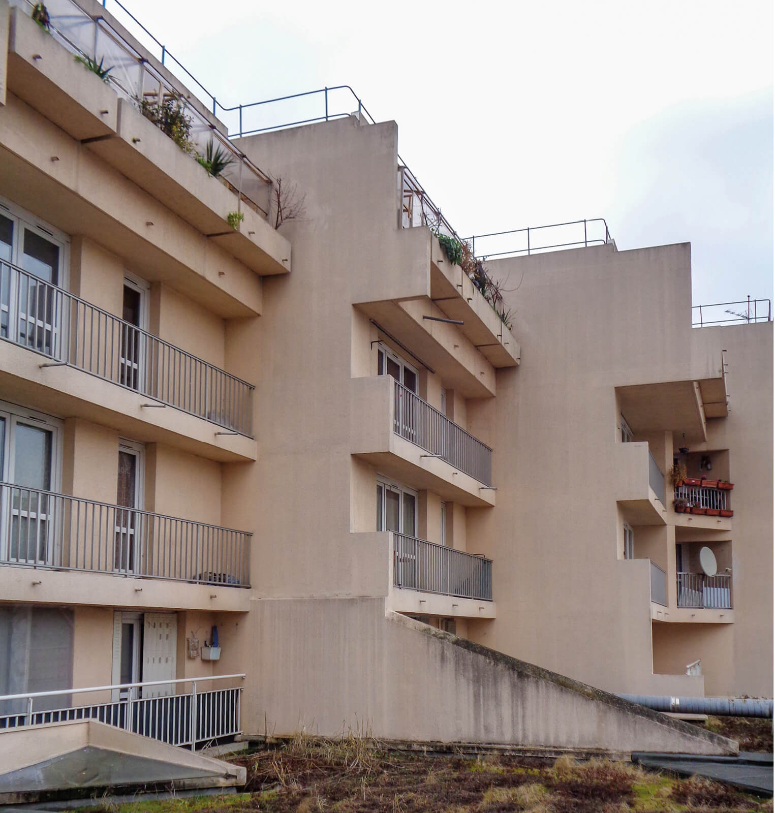 Photo des balcons des 4 étages rue de Fontarabie avant réhabilitation énergétique plan climat